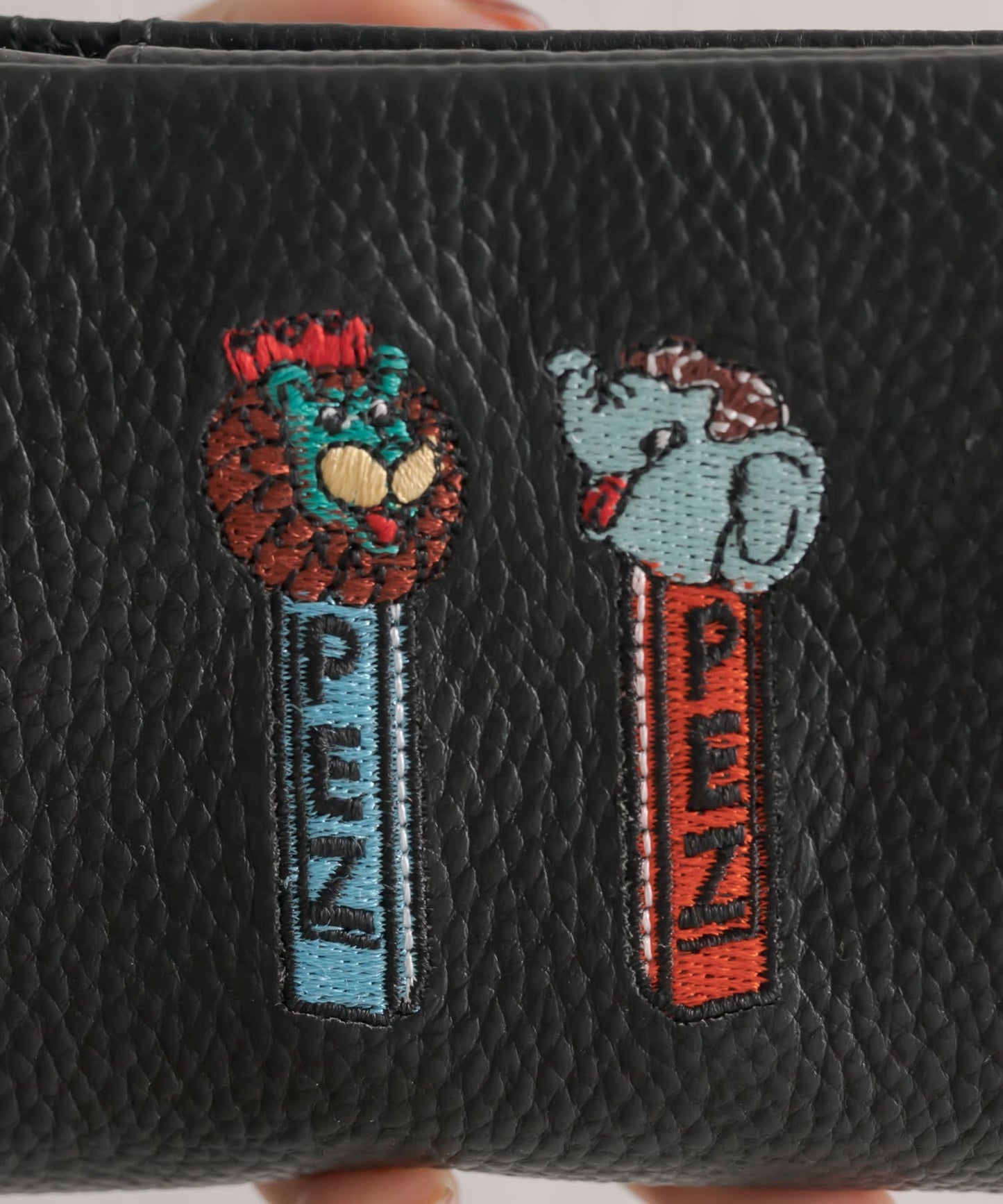 《人氣合作!》【PEZ(寵物)× ear】刺繡摺疊錢包