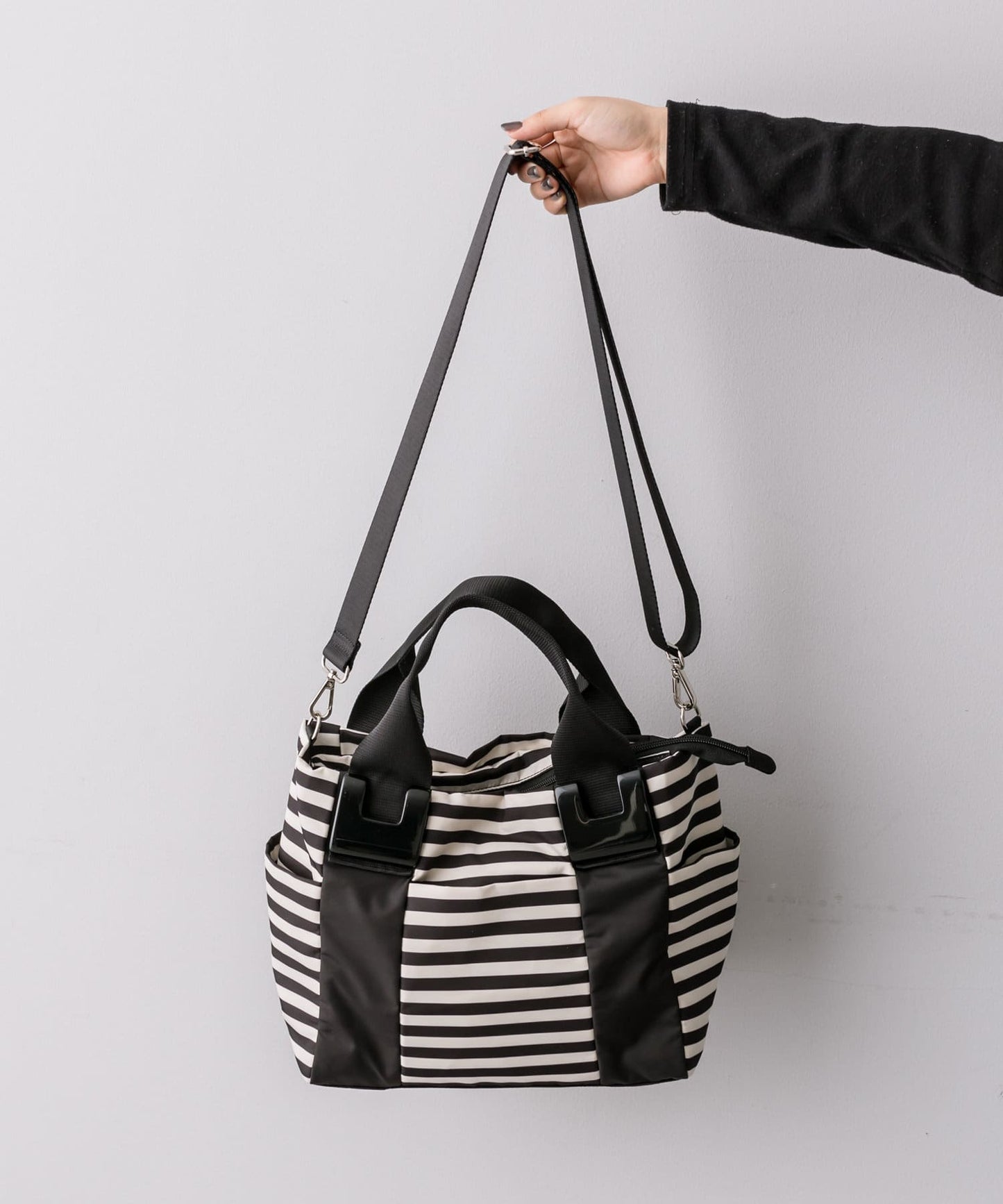 《防水/8個口袋!》樹脂配件手提包 帶肩帶 S號