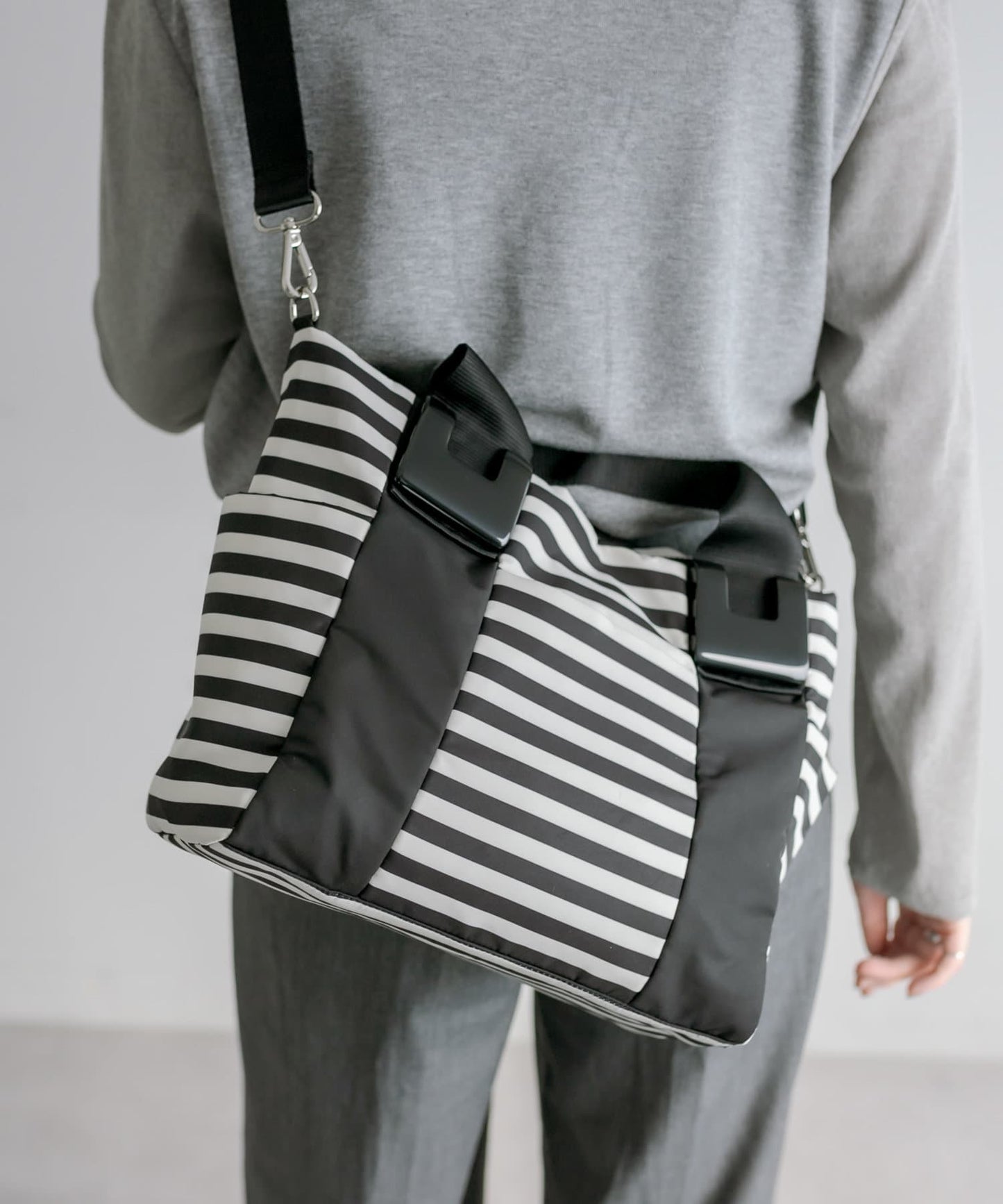 《防水/8個口袋!》樹脂配件手提包 帶肩帶 S號