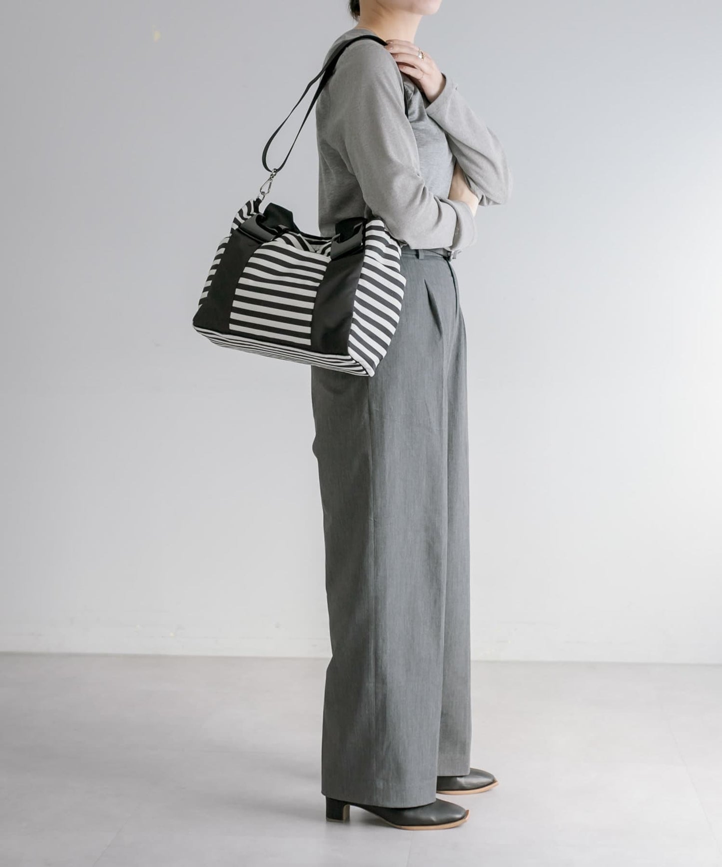 《防水/8個口袋!》樹脂配件手提包 帶肩帶 S號