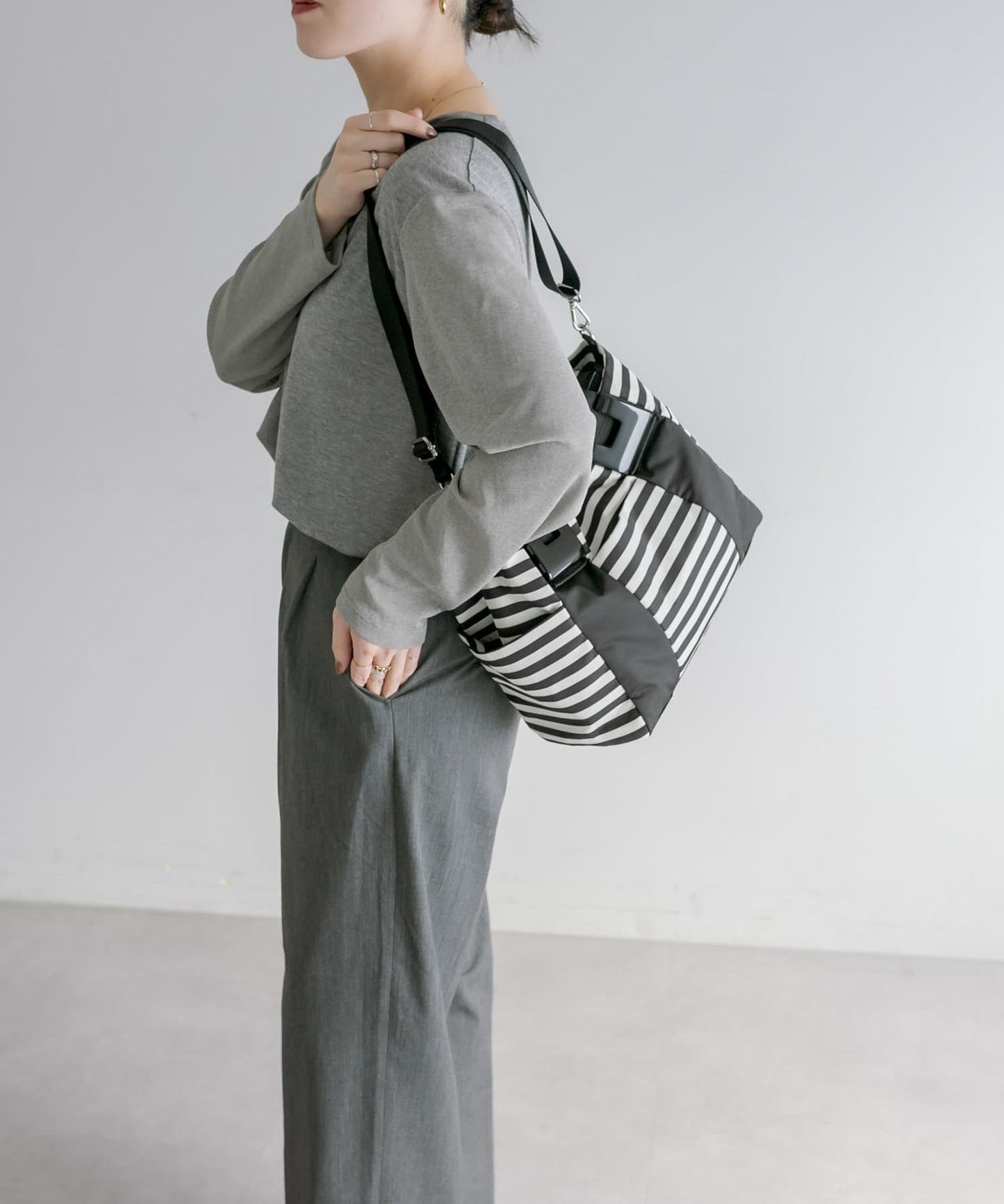 《防水/8個口袋!》樹脂配件手提包 帶肩帶 S號