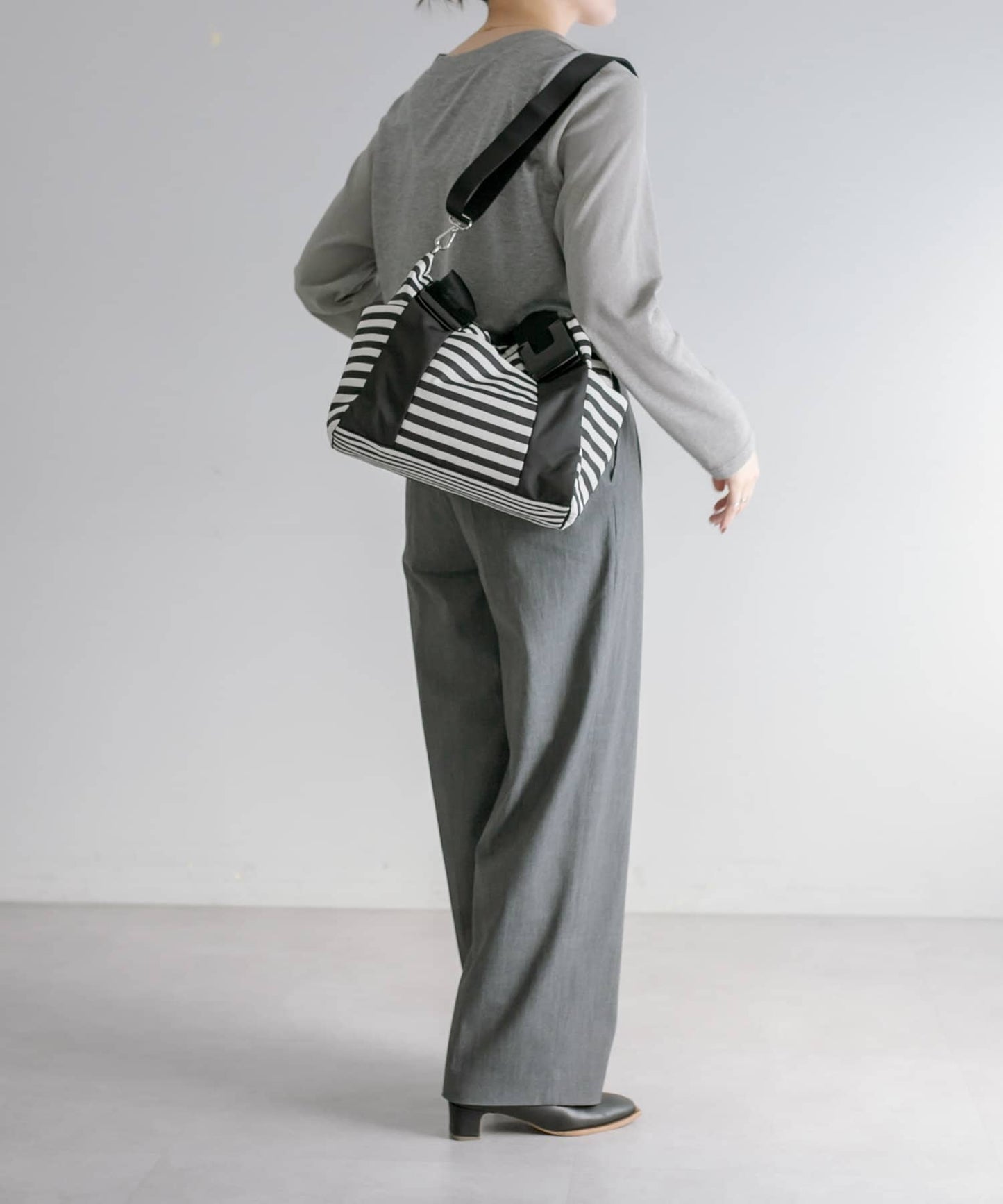 《防水/8個口袋!》樹脂配件手提包 帶肩帶 S號