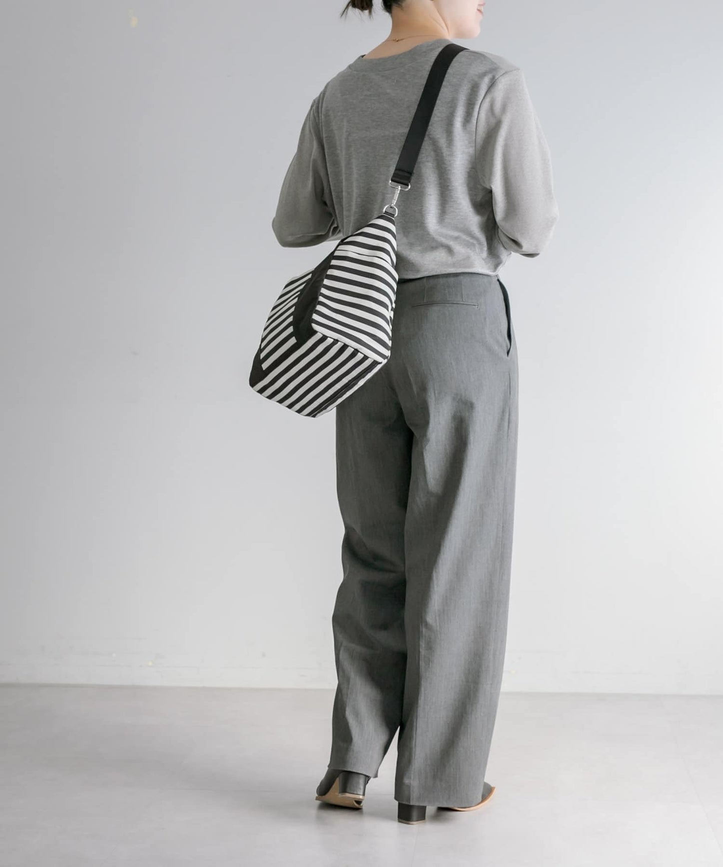 《防水/8個口袋!》樹脂配件手提包 帶肩帶 S號