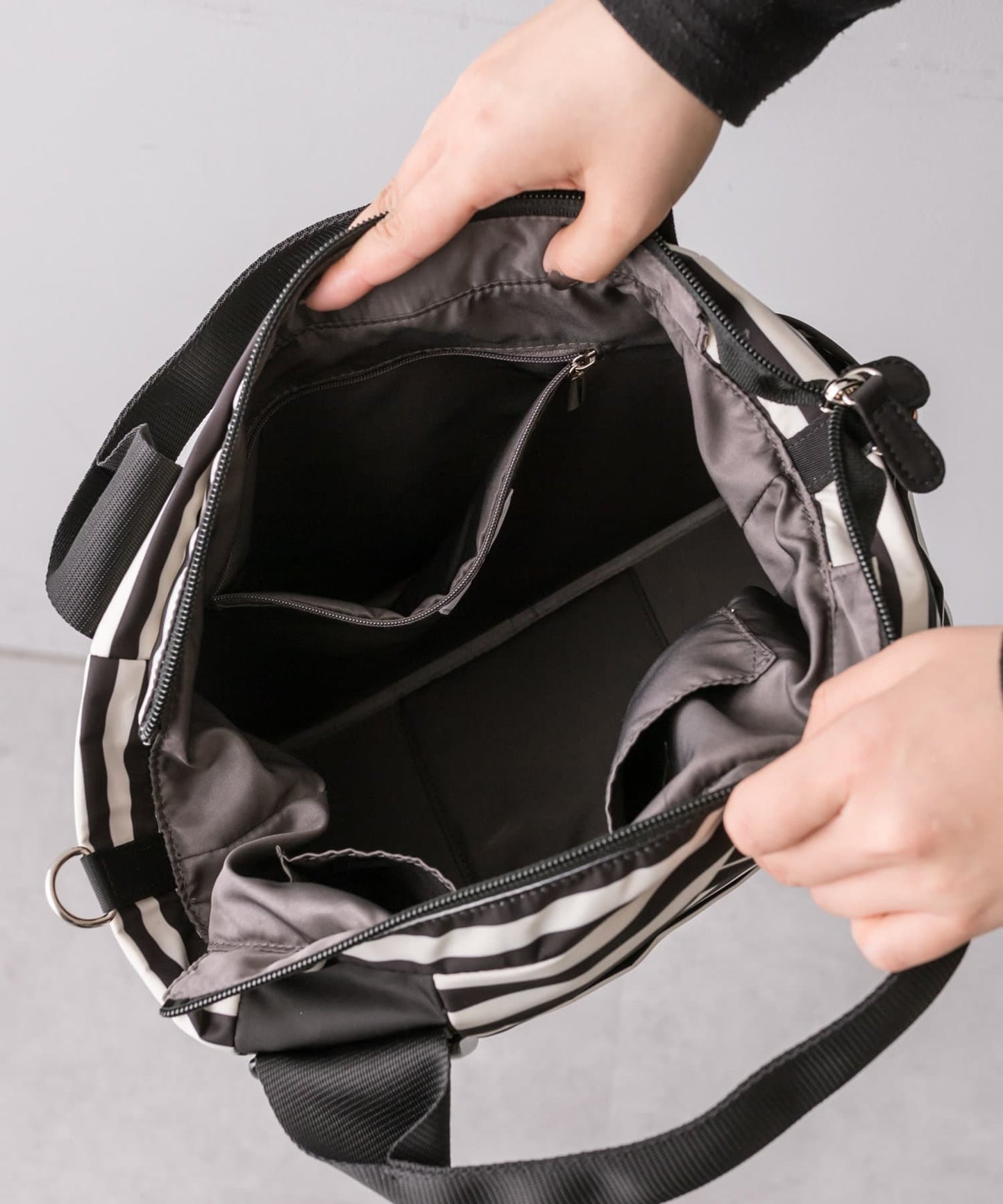 《防水/8個口袋!》樹脂配件手提包 帶肩帶 S號