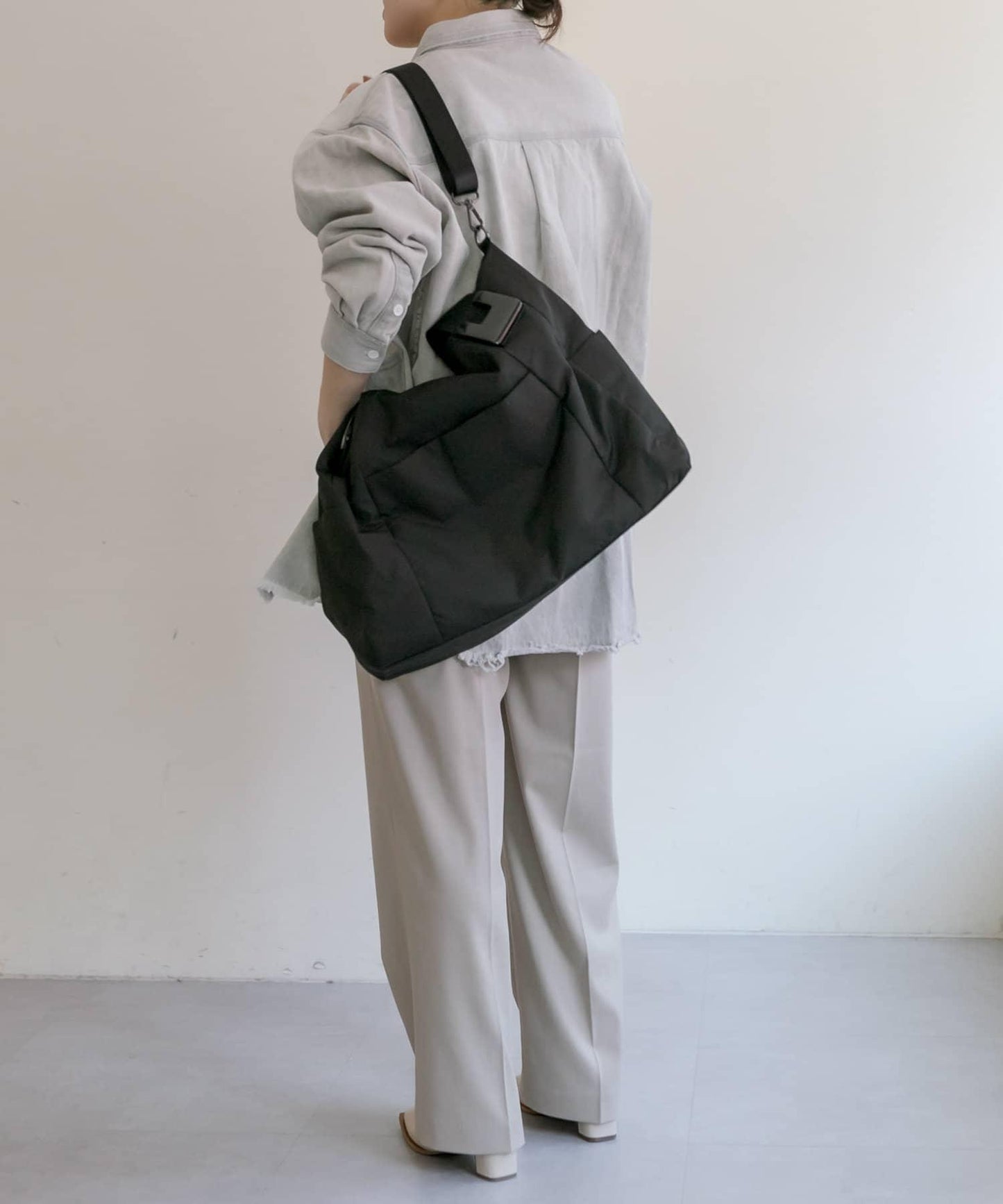《社交網絡人氣急升!/適合1、2晚旅行或出差》帶肩帶/樹脂配件大號手提袋