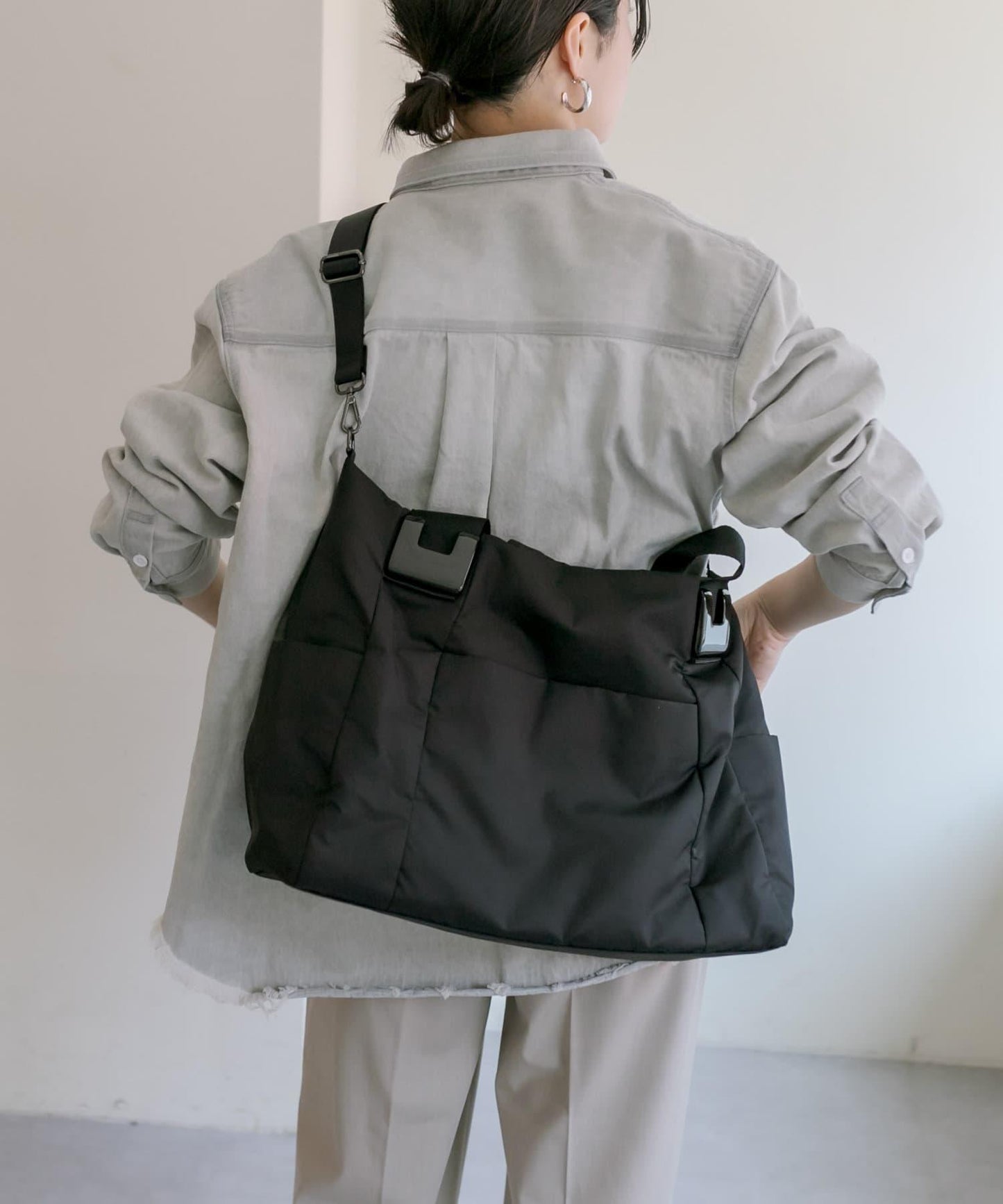 《社交網絡人氣急升!/適合1、2晚旅行或出差》帶肩帶/樹脂配件大號手提袋