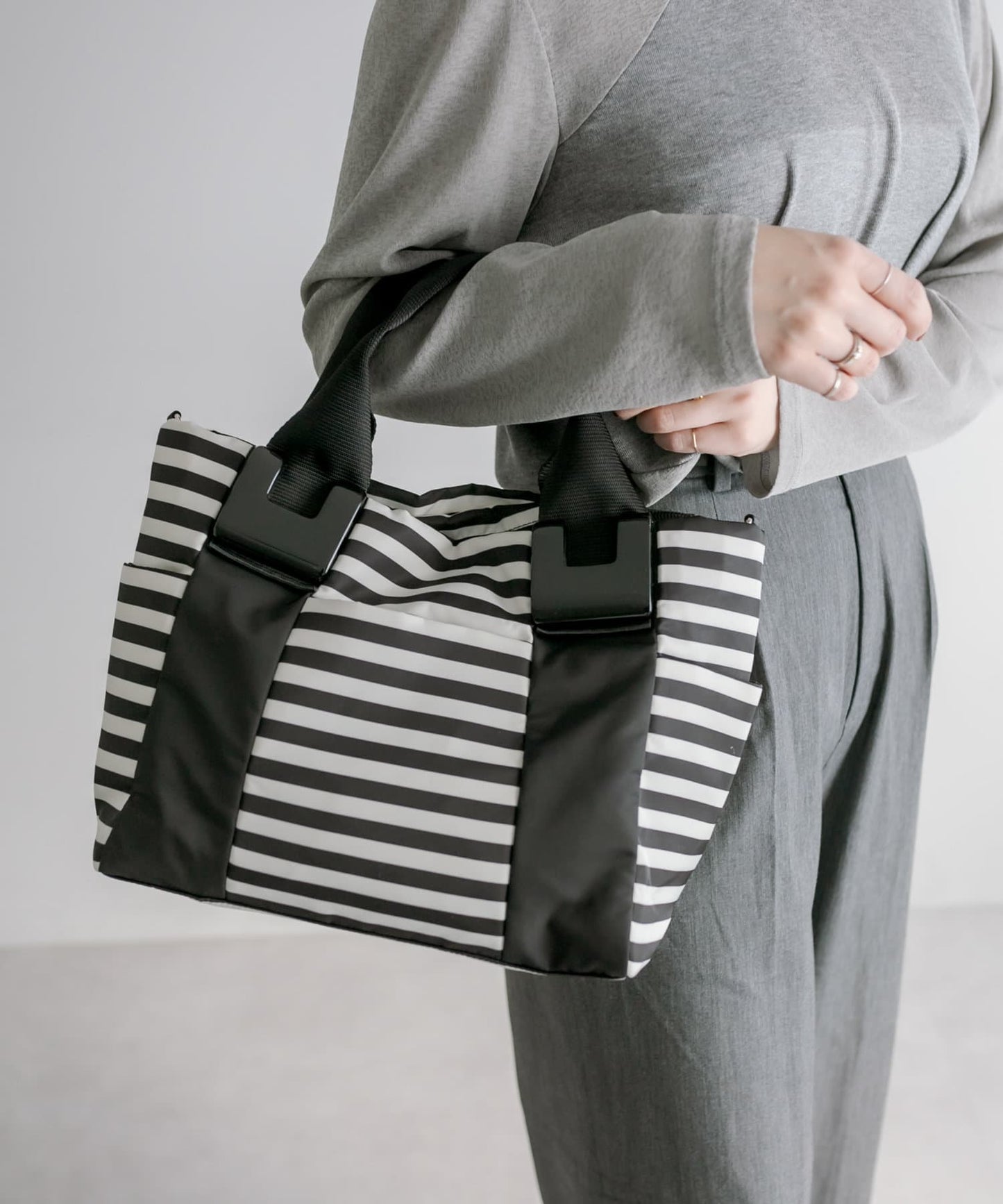 《防水/8個口袋!》樹脂配件手提包 帶肩帶 S號