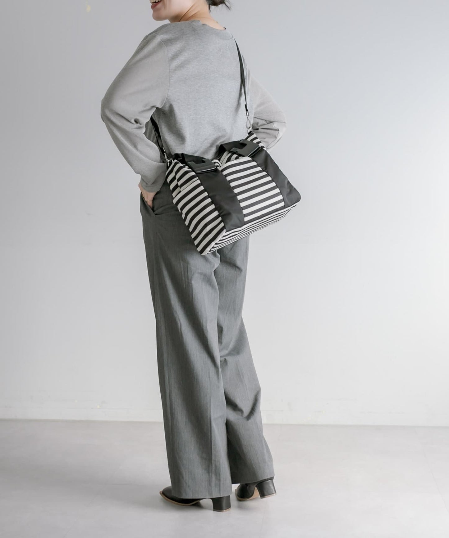 《防水/8個口袋!》樹脂配件手提包 帶肩帶 S號