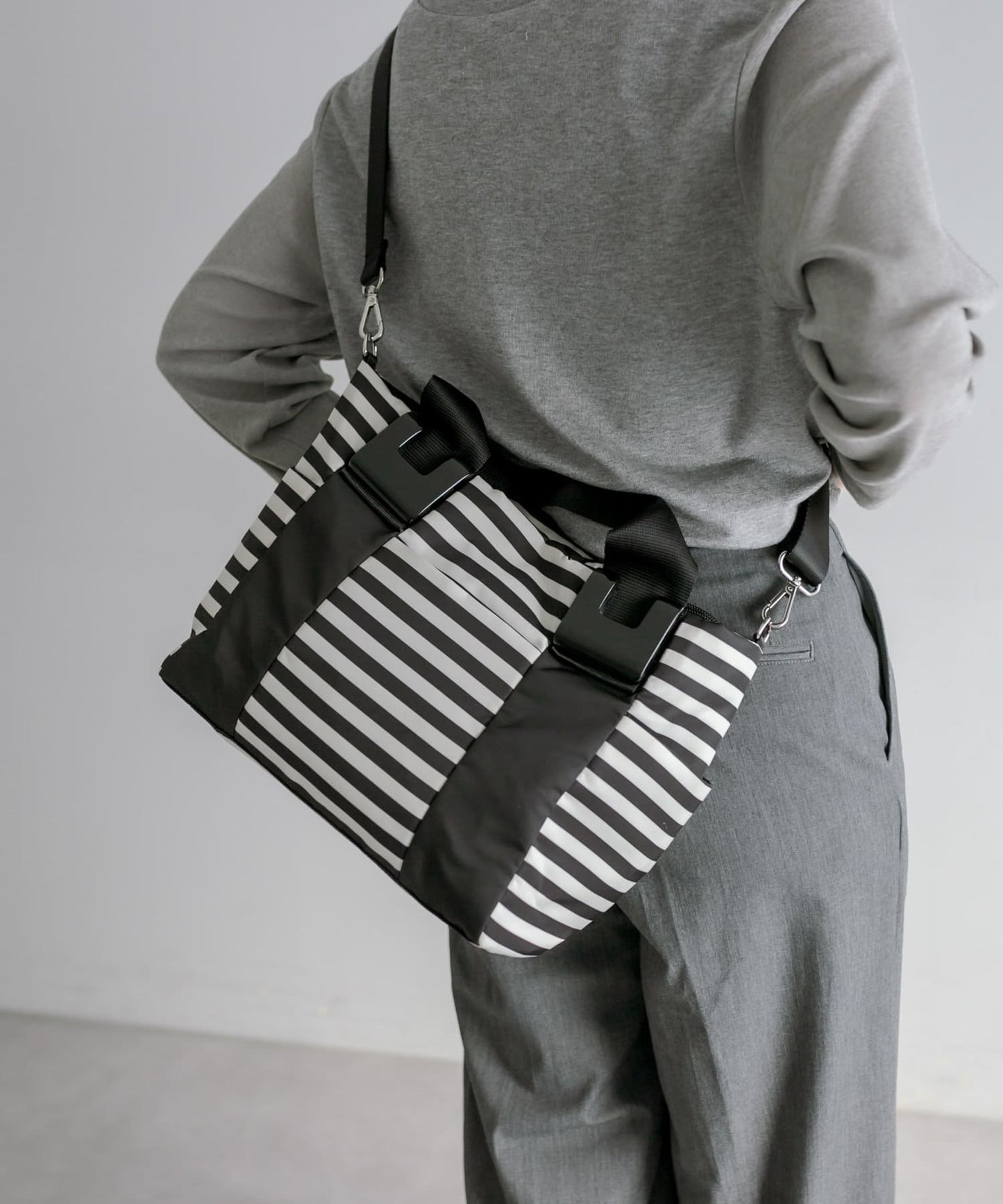 《防水/8個口袋!》樹脂配件手提包 帶肩帶 S號