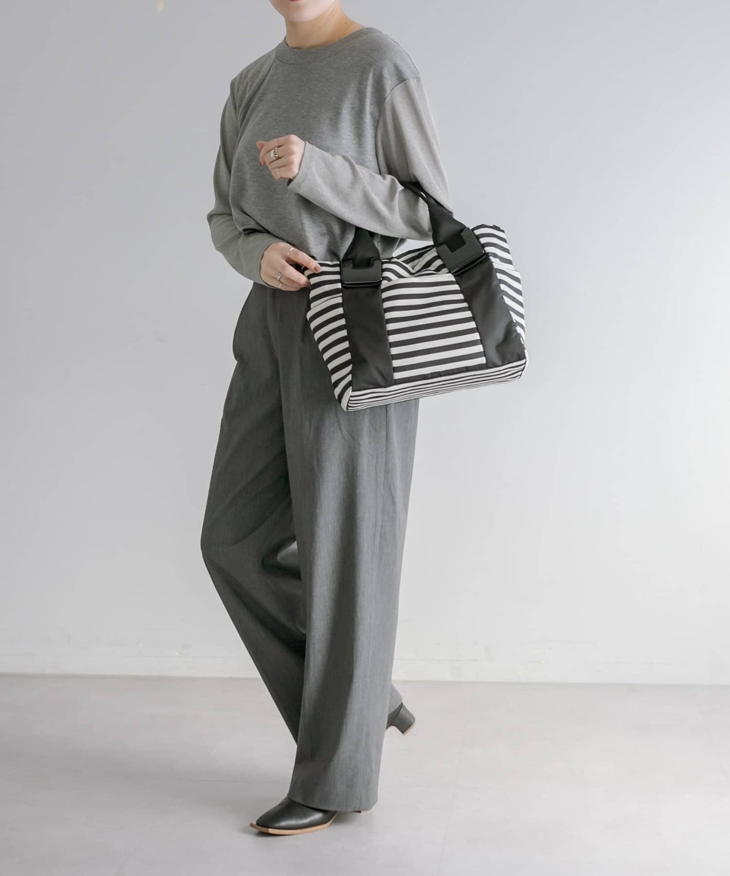 《防水/8個口袋!》樹脂配件手提包 帶肩帶 S號