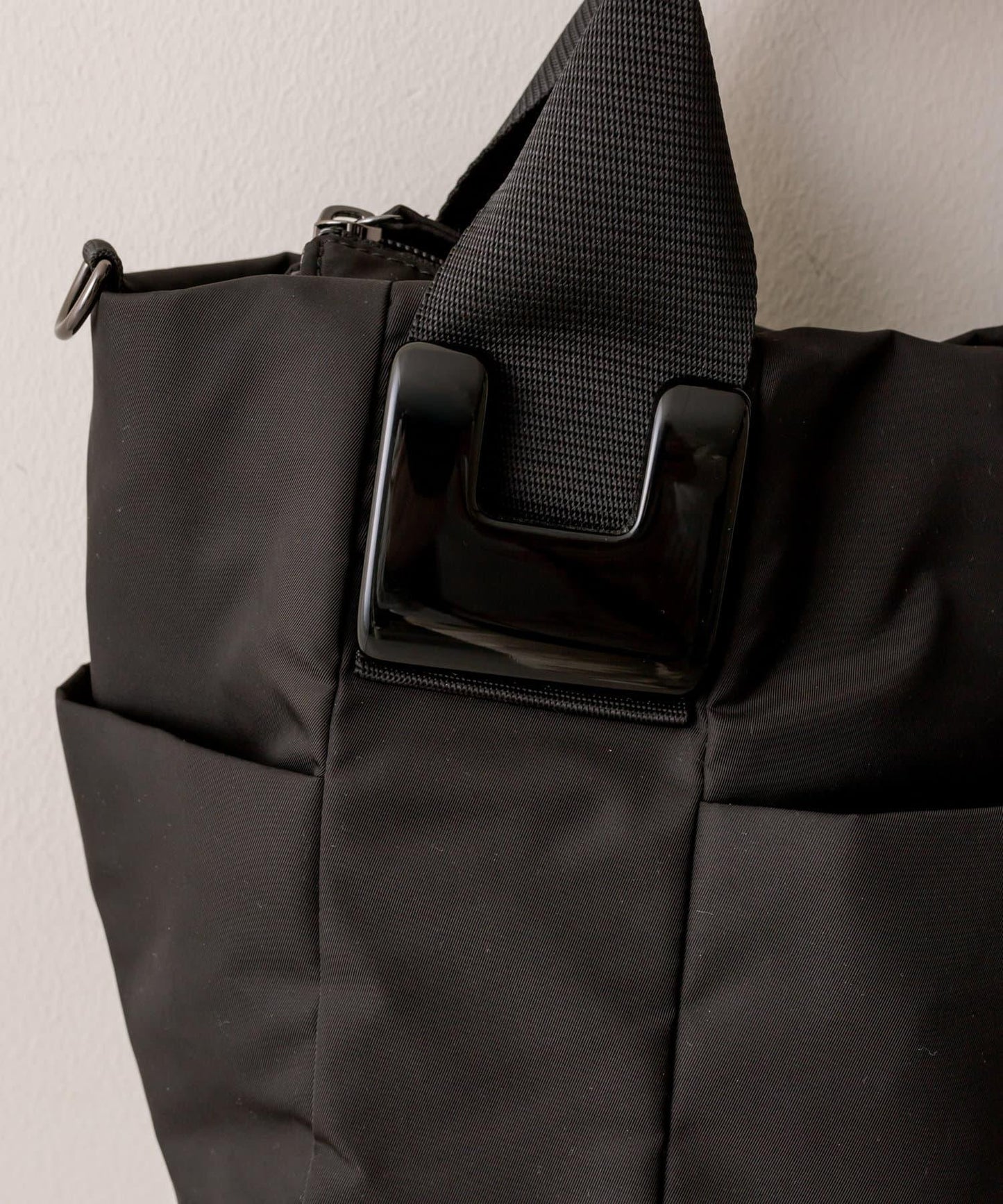 《防水/8個口袋!》樹脂配件手提包 帶肩帶 S號