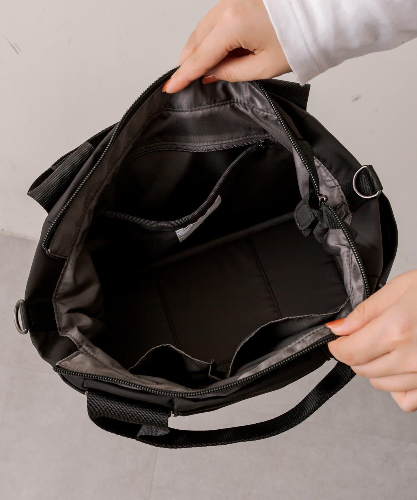 《防水/8個口袋!》樹脂配件手提包 帶肩帶 S號