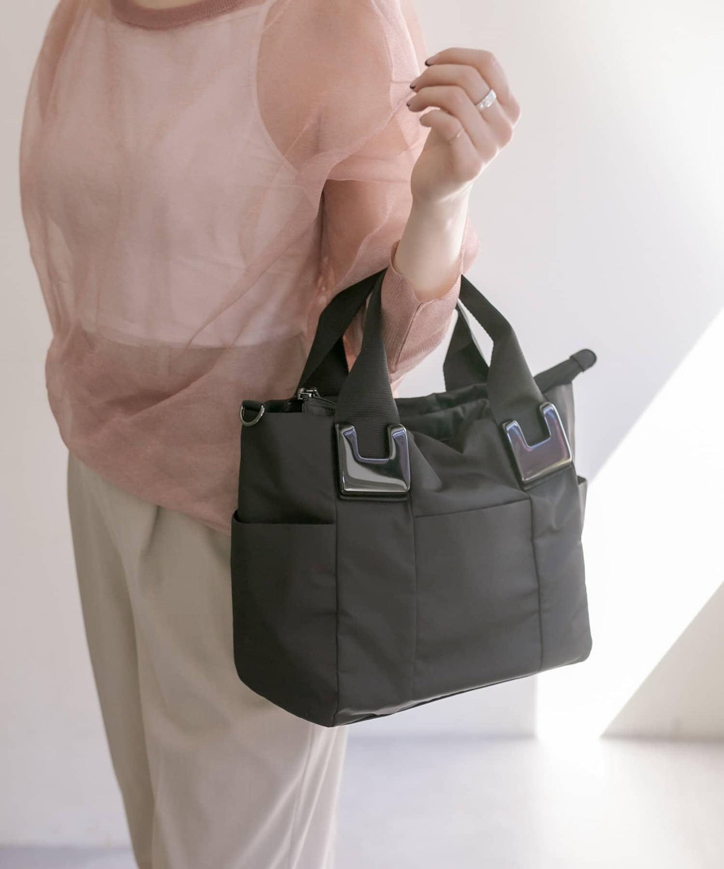 《防水/8個口袋!》樹脂配件手提包 帶肩帶 S號