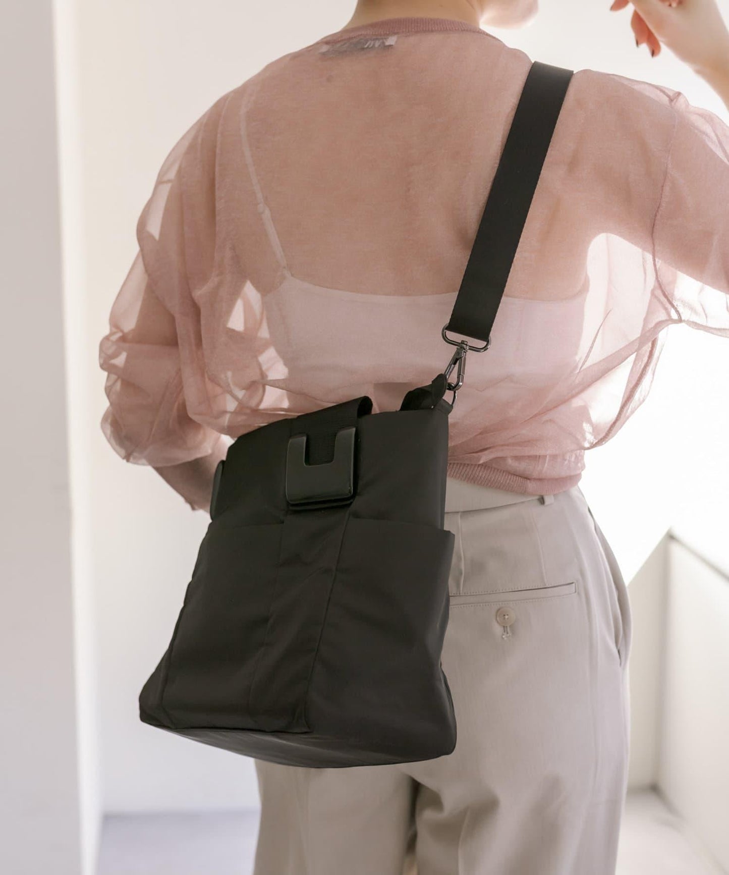 《防水/8個口袋!》樹脂配件手提包 帶肩帶 S號