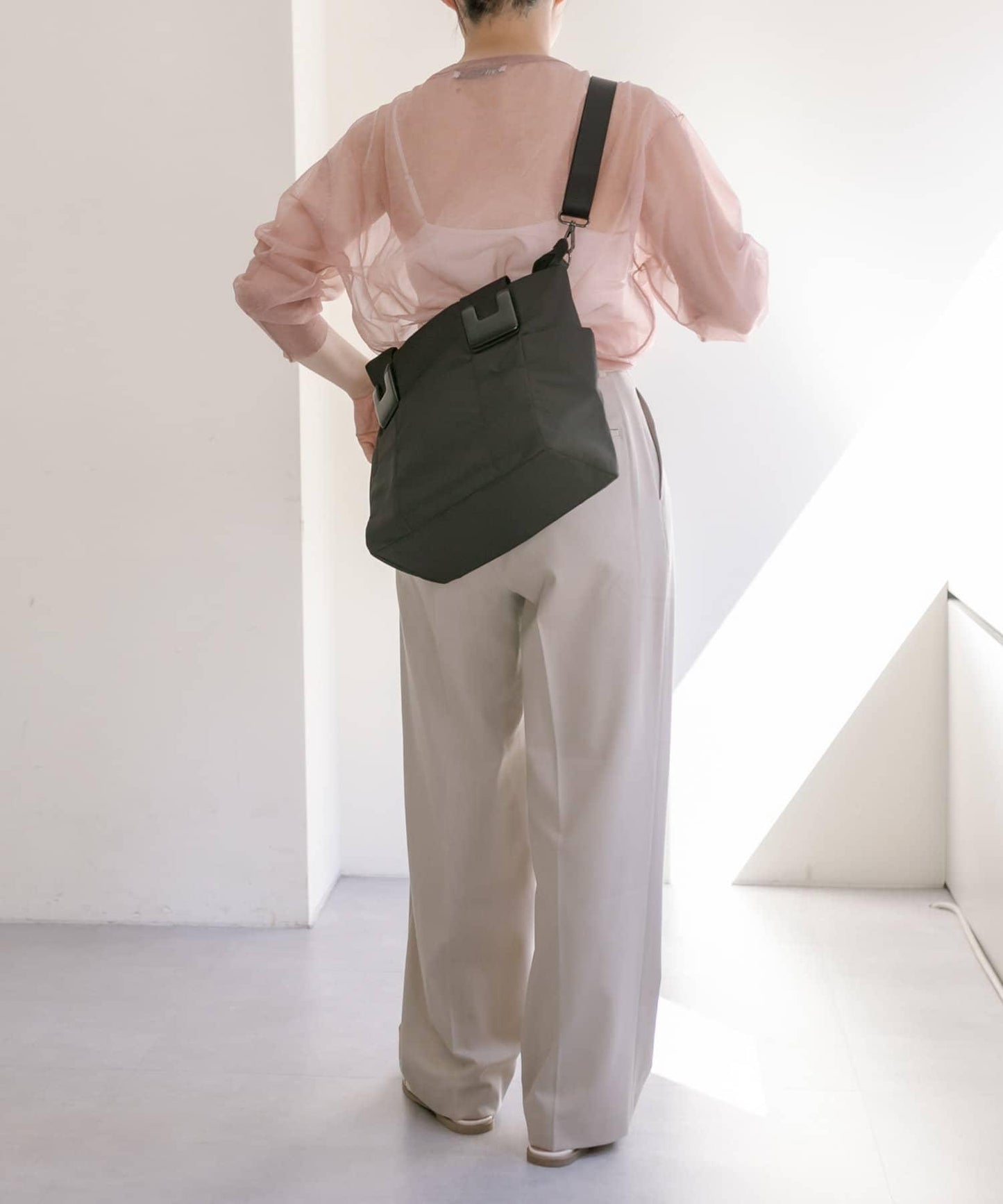 《防水/8個口袋!》樹脂配件手提包 帶肩帶 S號