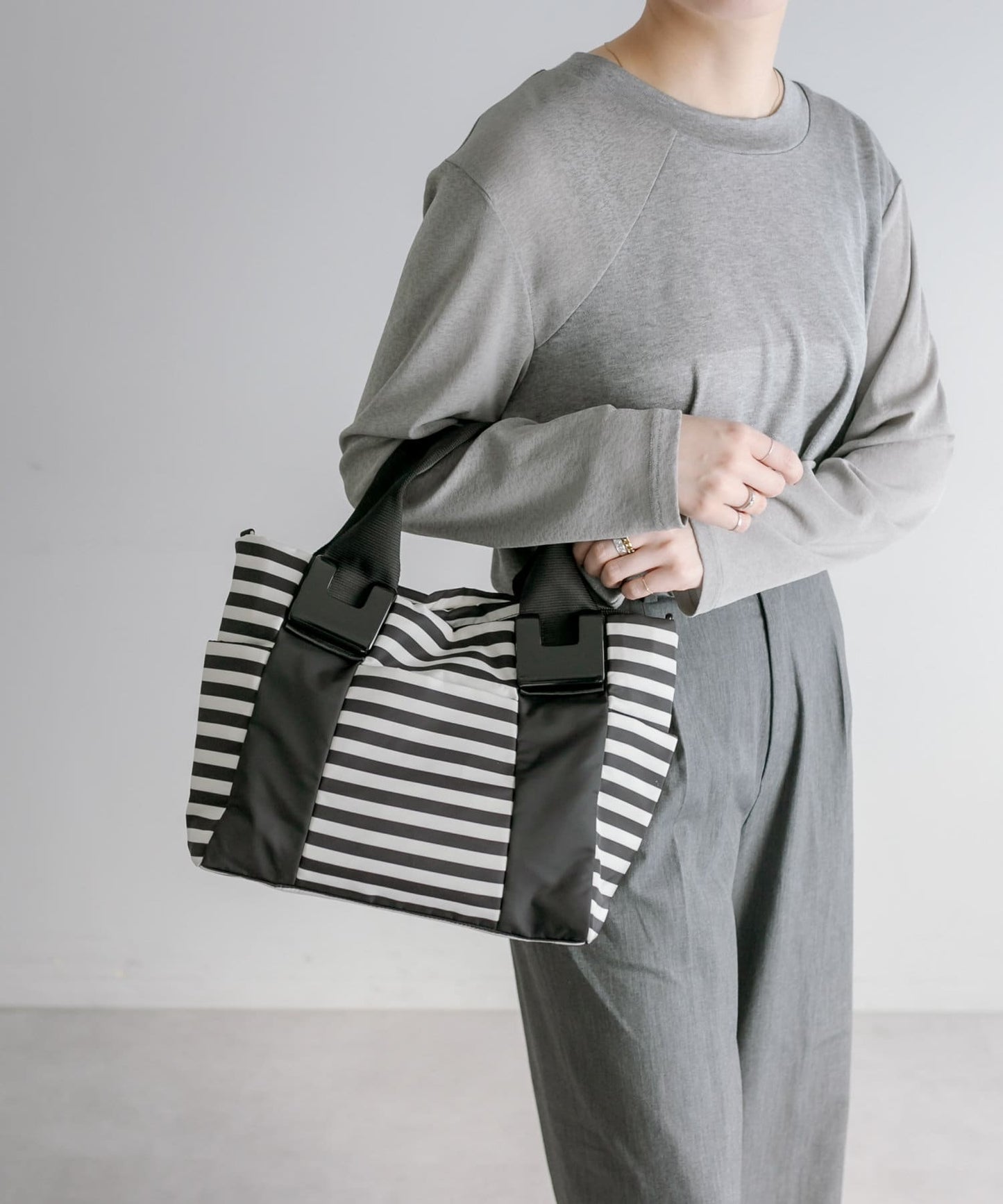 《防水/8個口袋!》樹脂配件手提包 帶肩帶 S號