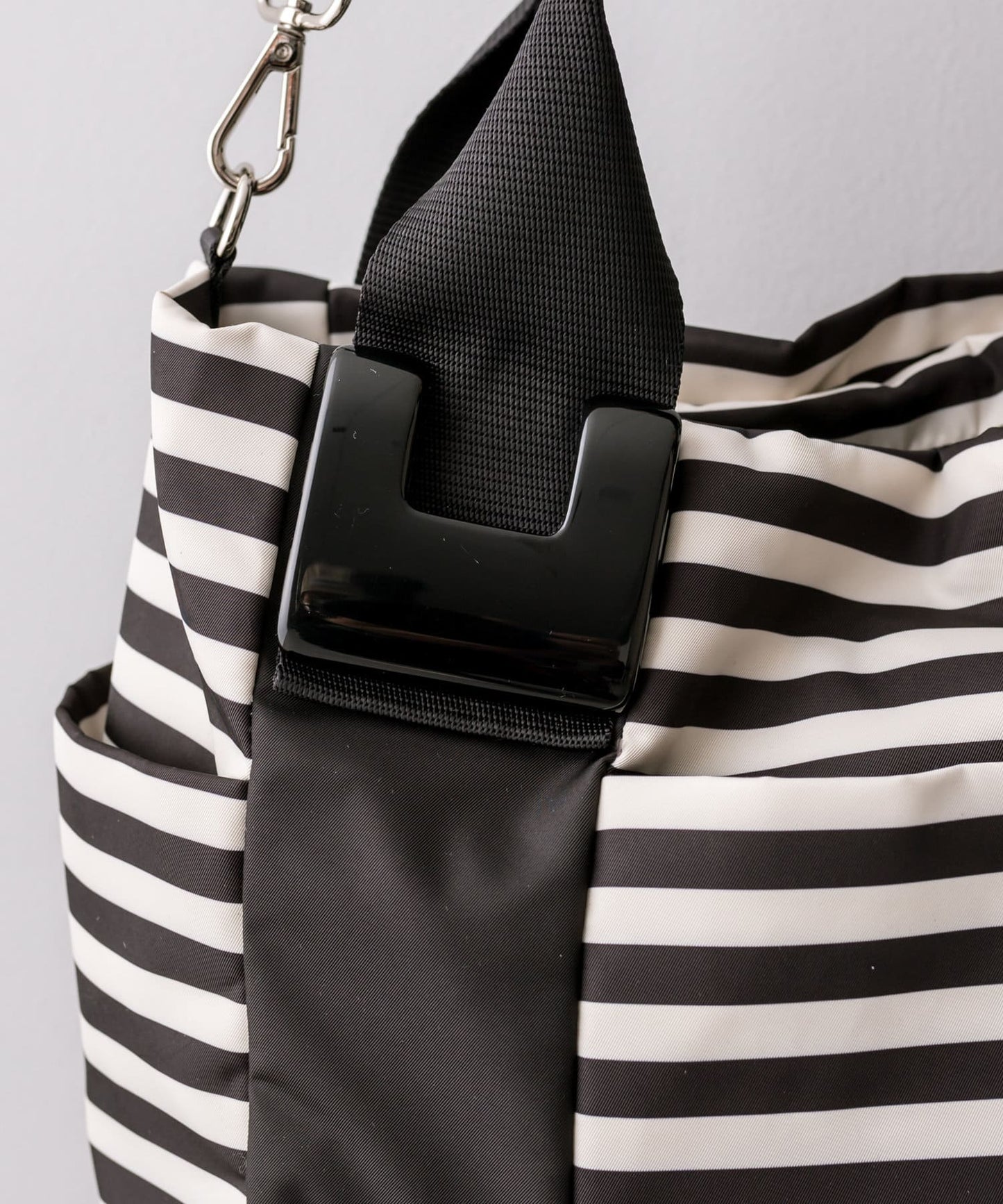 《防水/8個口袋!》樹脂配件手提包 帶肩帶 S號