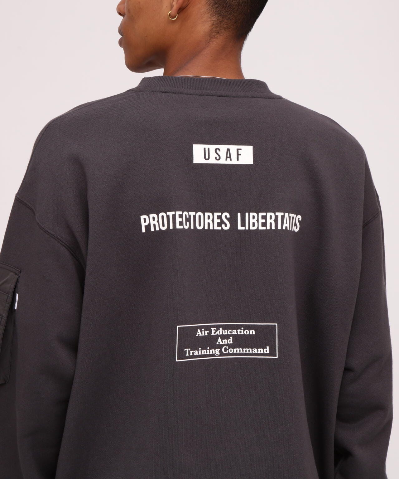 BAGGY FIT MIL. POCKET CREW NECK SWEAT
