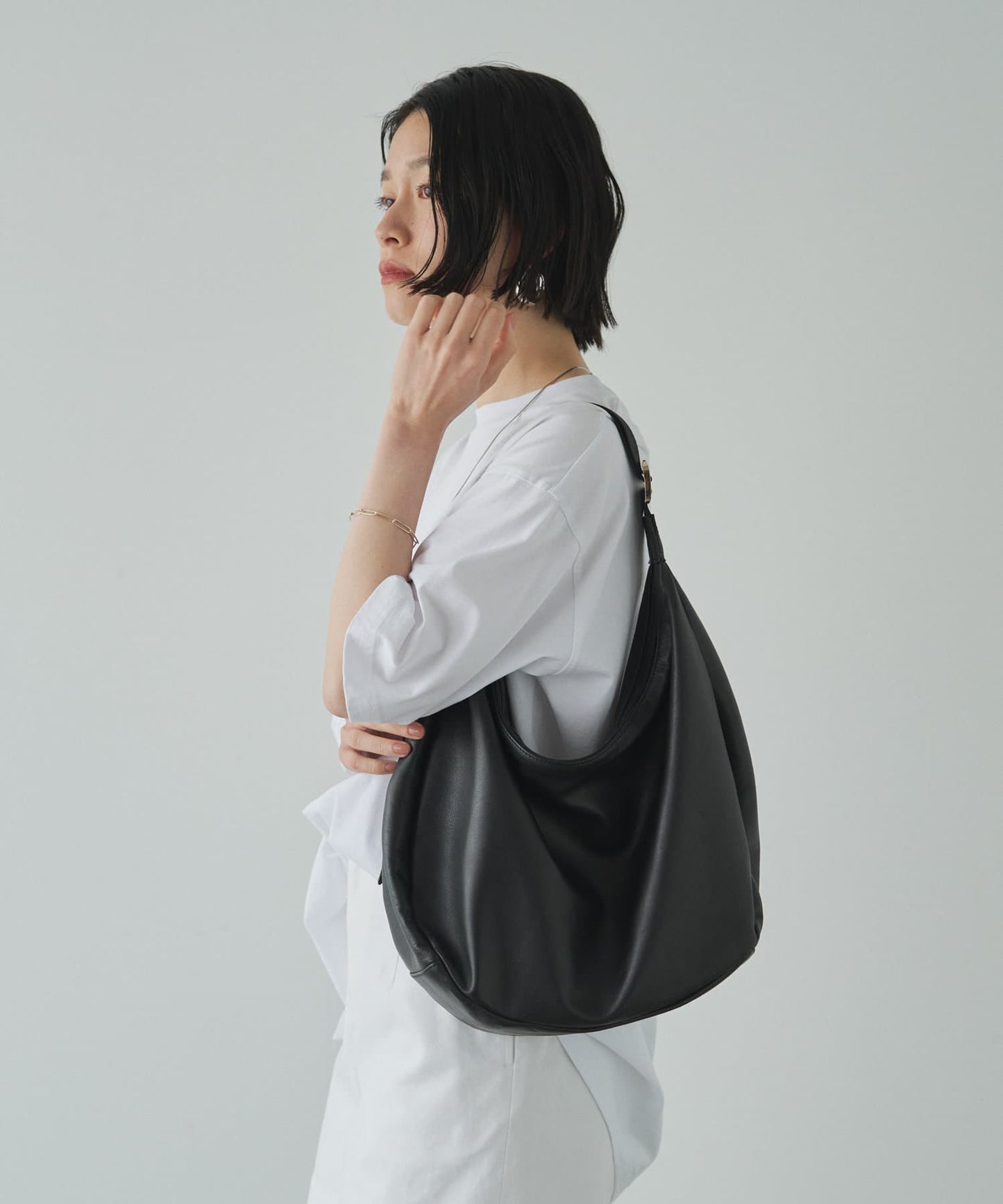 《人氣單品加入皮革!》軟皮圓形大肩包