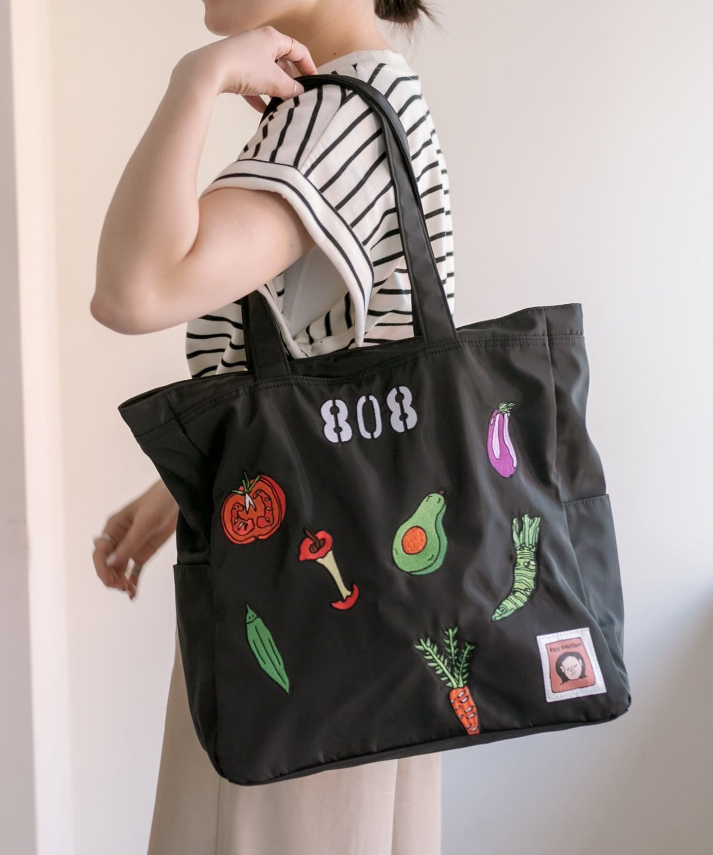 《首次合作商品!/輕量/A4尺寸適用》ear×中山健 808(菜市場)刺繡手提包