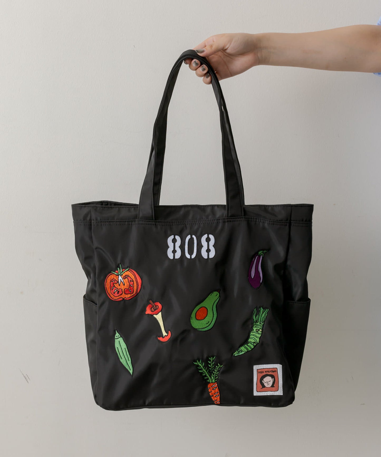 《首次合作商品!/輕量/A4尺寸適用》ear×中山健 808(菜市場)刺繡手提包