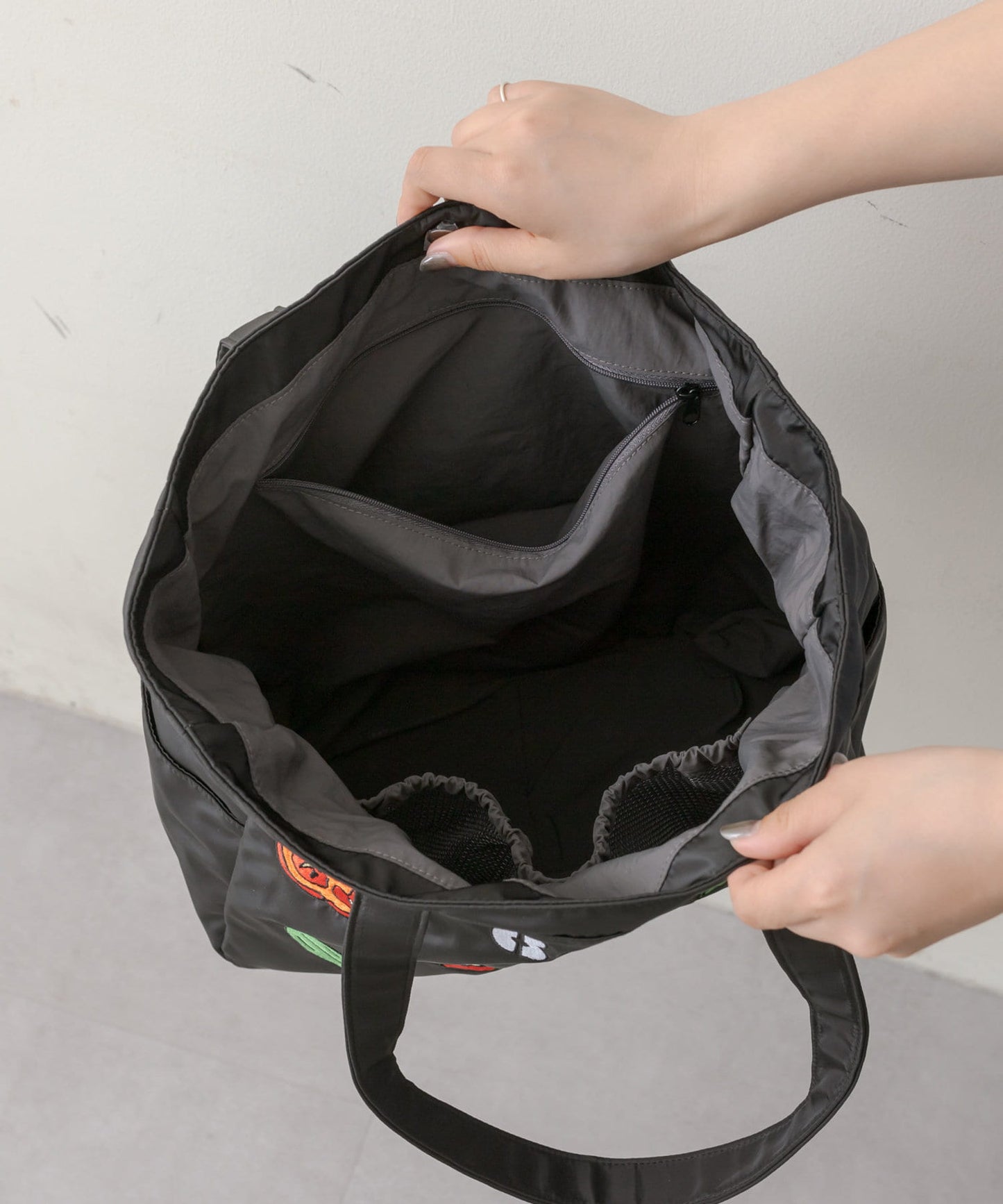 《首次合作商品!/輕量/A4尺寸適用》ear×中山健 808(菜市場)刺繡手提包