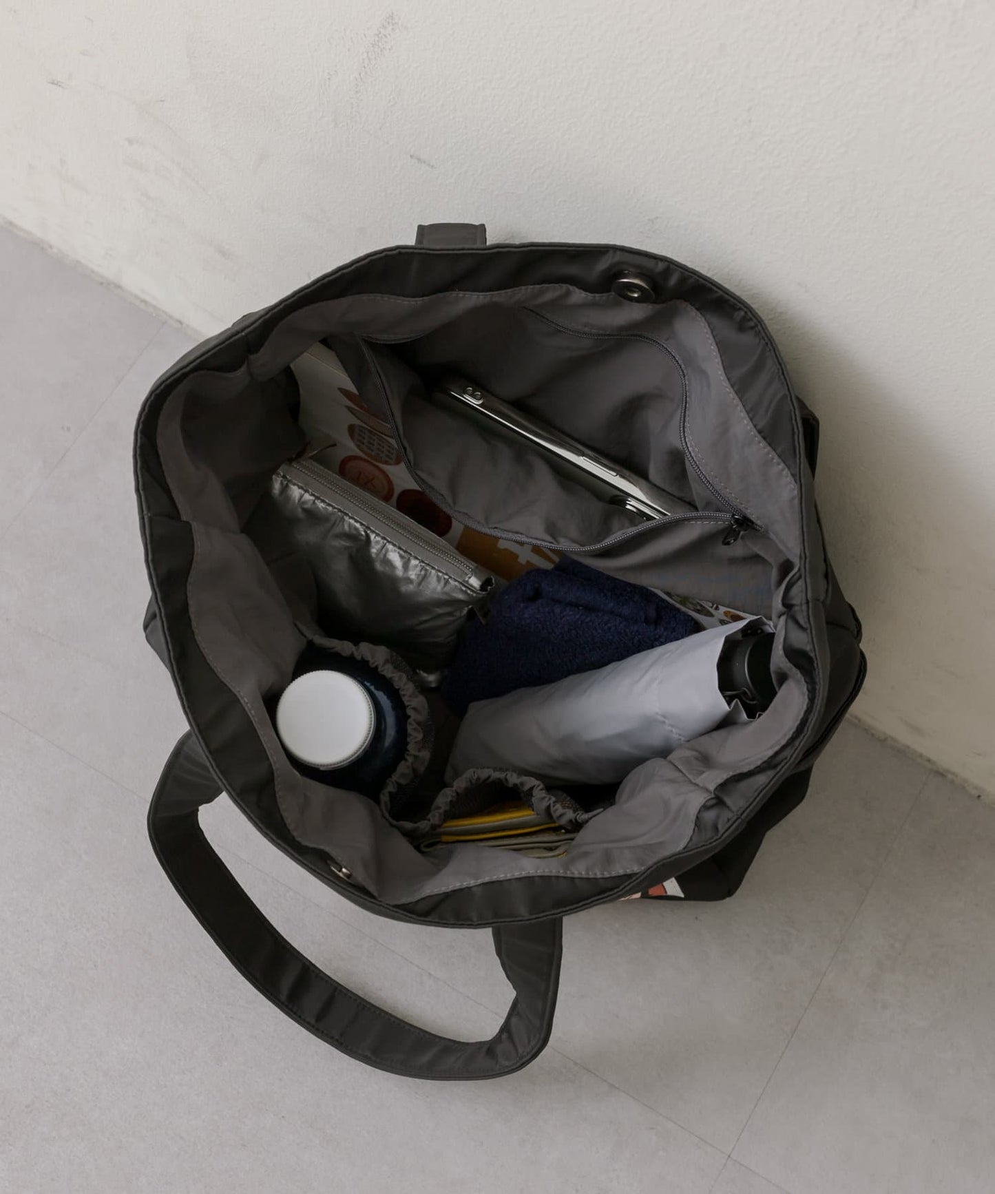 《首次合作商品!/輕量/A4尺寸適用》ear×中山健 808(菜市場)刺繡手提包