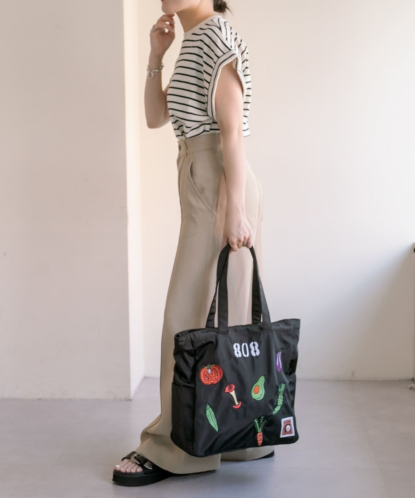 《首次合作商品!/輕量/A4尺寸適用》ear×中山健 808(菜市場)刺繡手提包