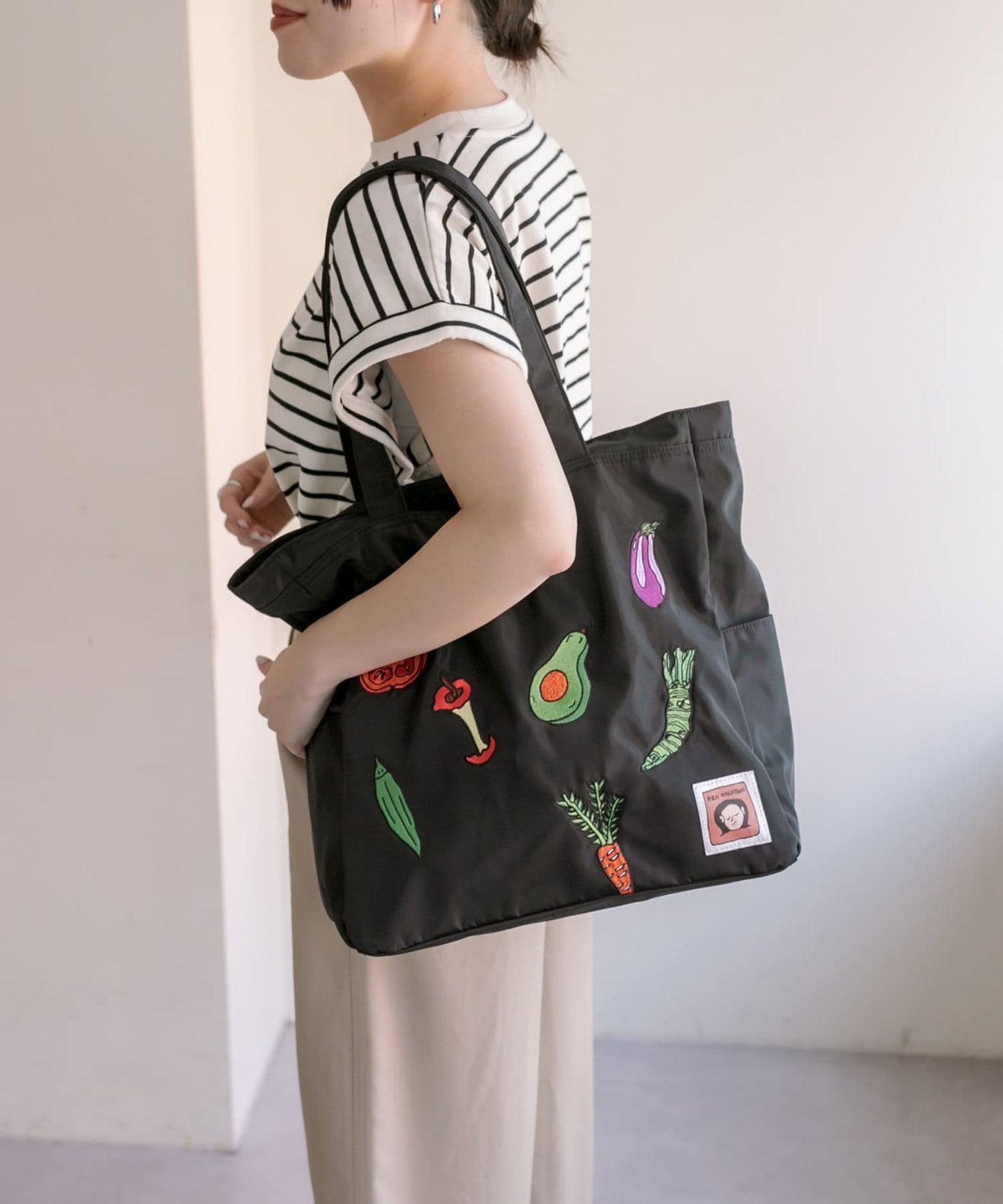 《首次合作商品!/輕量/A4尺寸適用》ear×中山健 808(菜市場)刺繡手提包