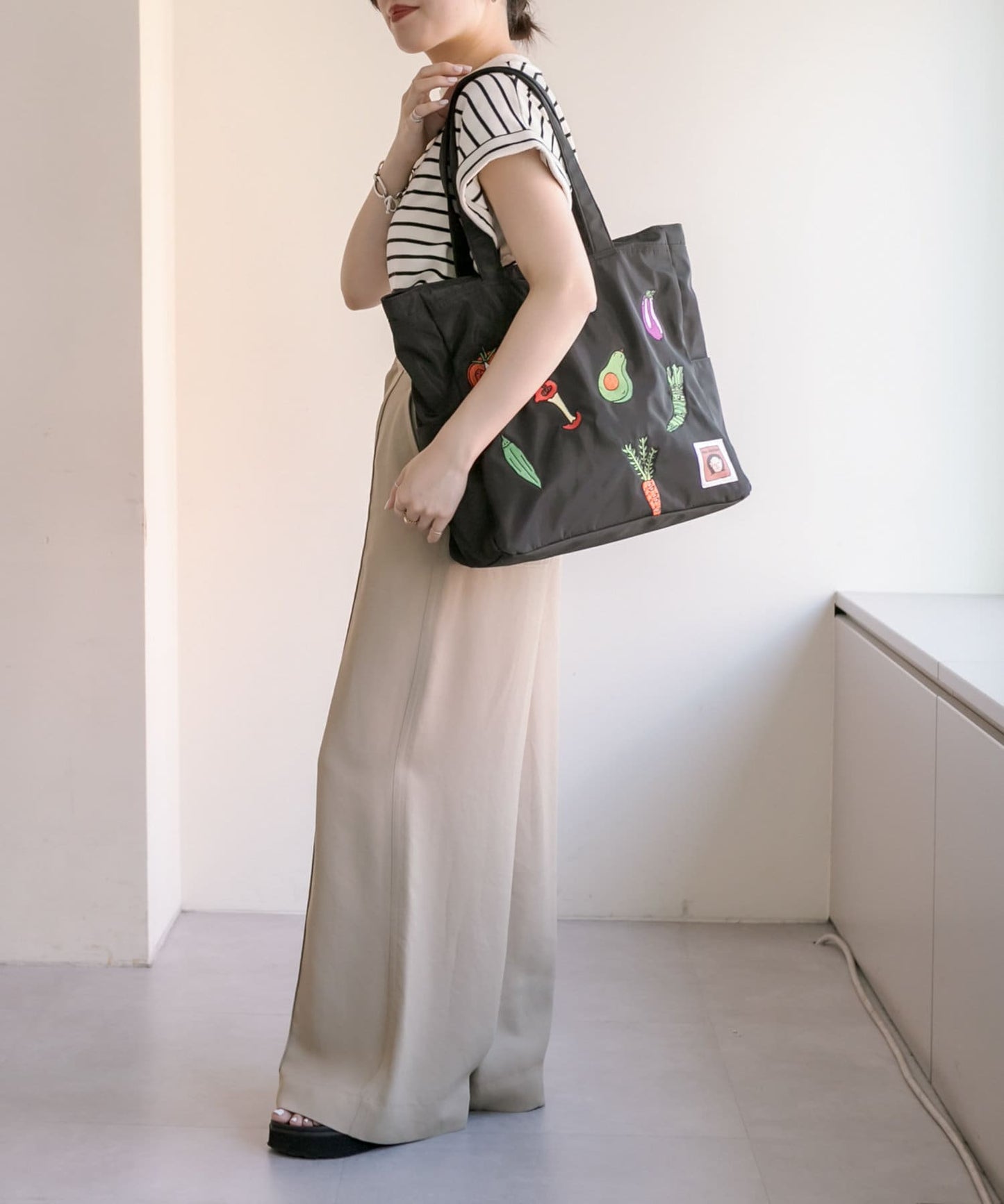 《首次合作商品!/輕量/A4尺寸適用》ear×中山健 808(菜市場)刺繡手提包