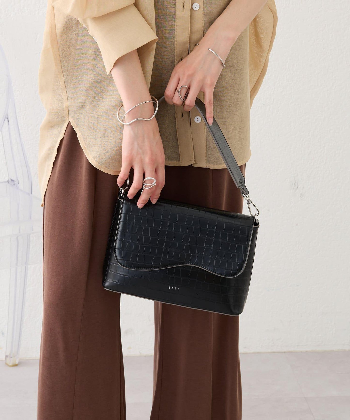 【3色展開】loti 鱷魚紋豆莢式翻蓋肩包