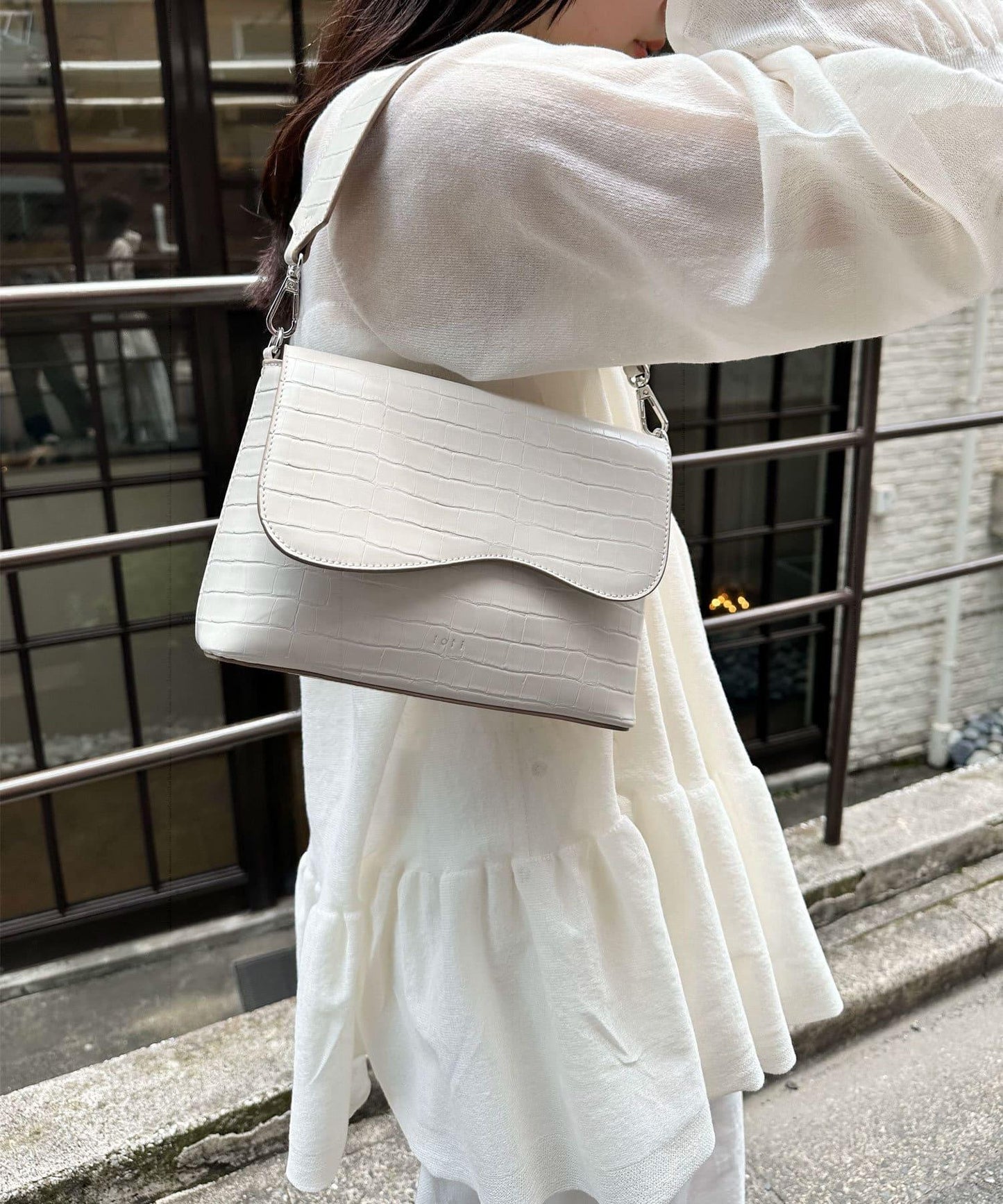 【3色展開】loti 鱷魚紋豆莢式翻蓋肩包