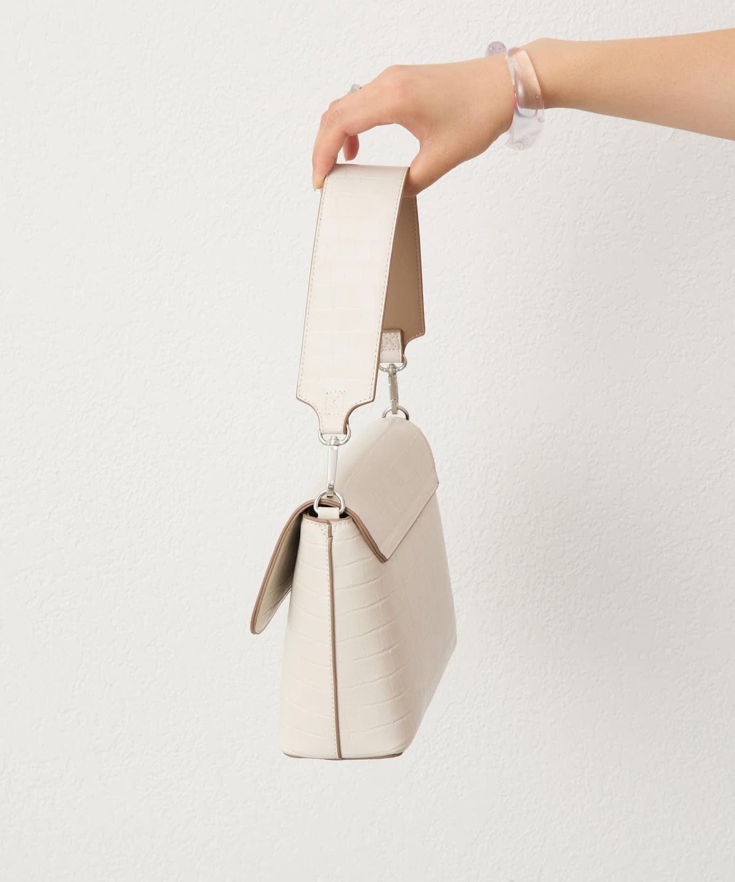 【3色展開】loti 鱷魚紋豆莢式翻蓋肩包