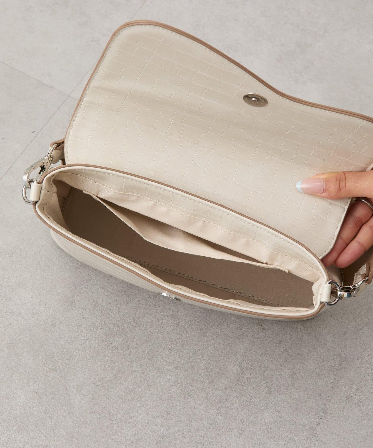 【3色展開】loti 鱷魚紋豆莢式翻蓋肩包