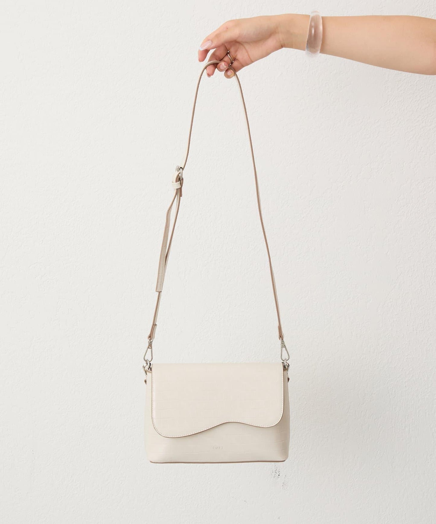 【3色展開】loti 鱷魚紋豆莢式翻蓋肩包