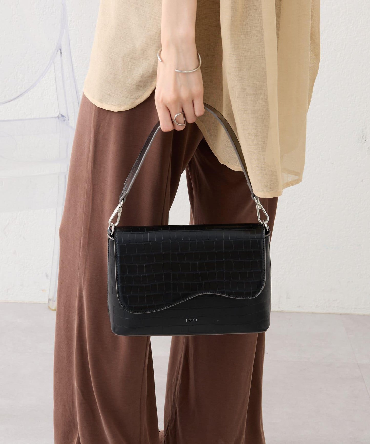 【3色展開】loti 鱷魚紋豆莢式翻蓋肩包