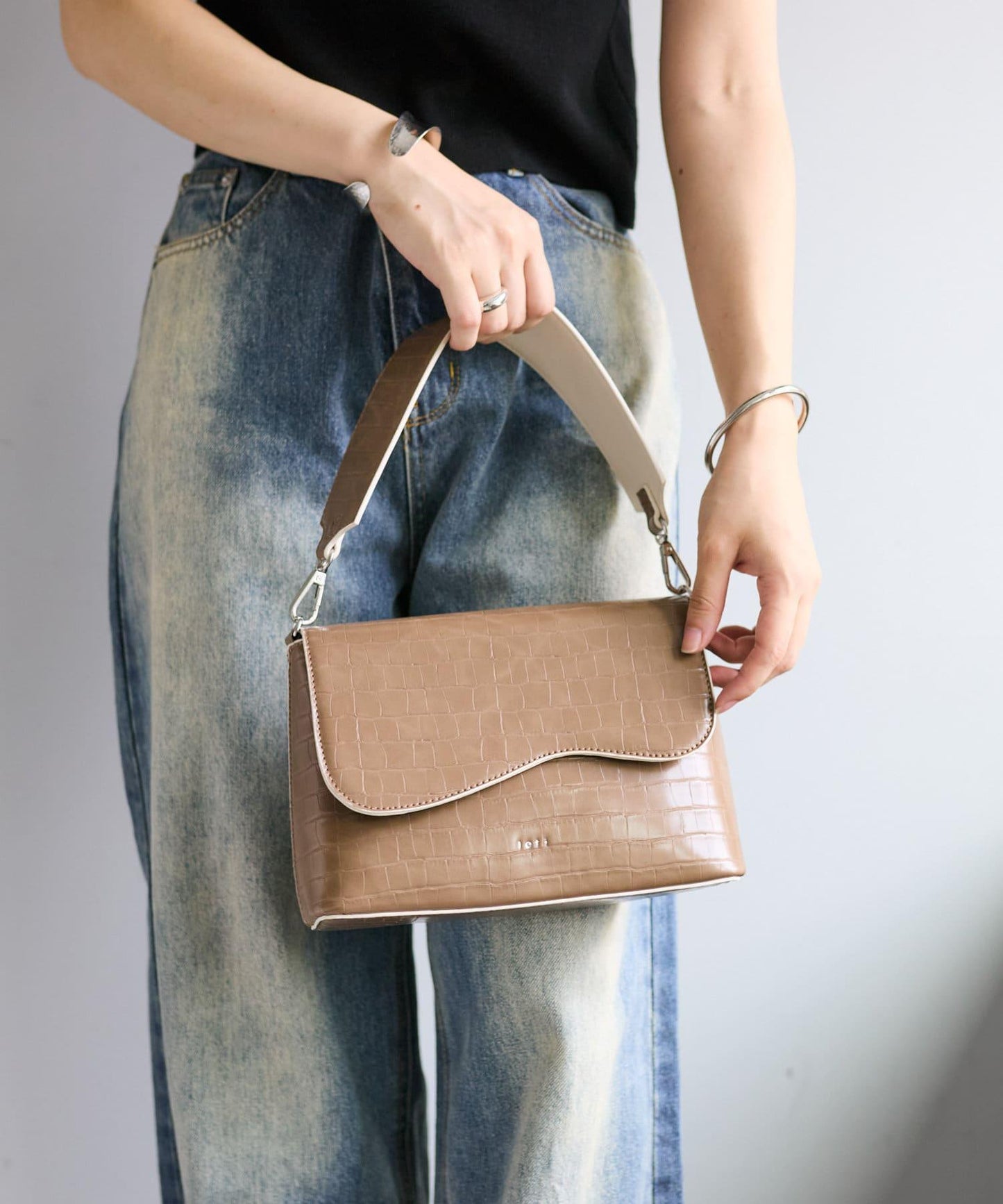 【3色展開】loti 鱷魚紋豆莢式翻蓋肩包