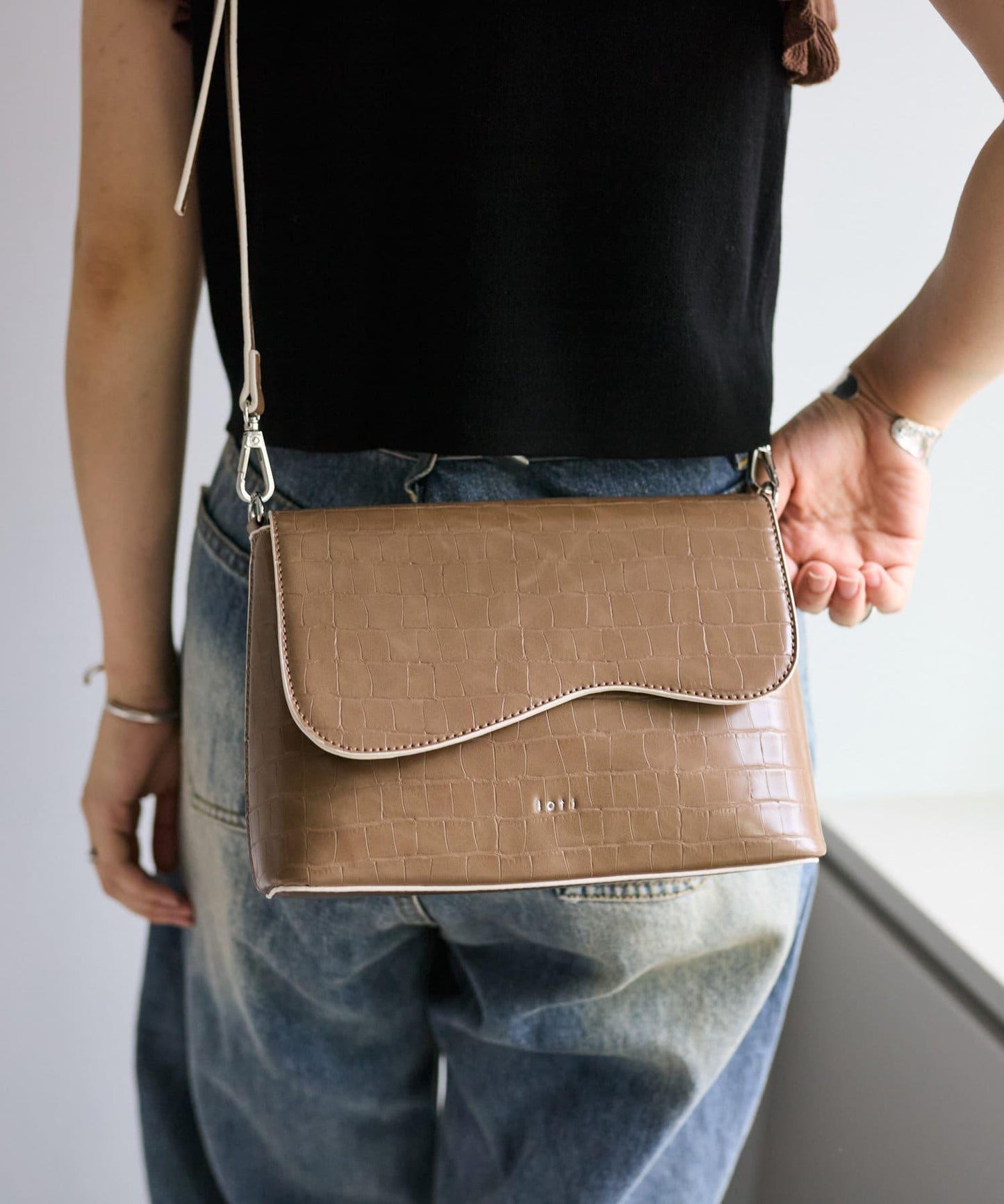 【3色展開】loti 鱷魚紋豆莢式翻蓋肩包