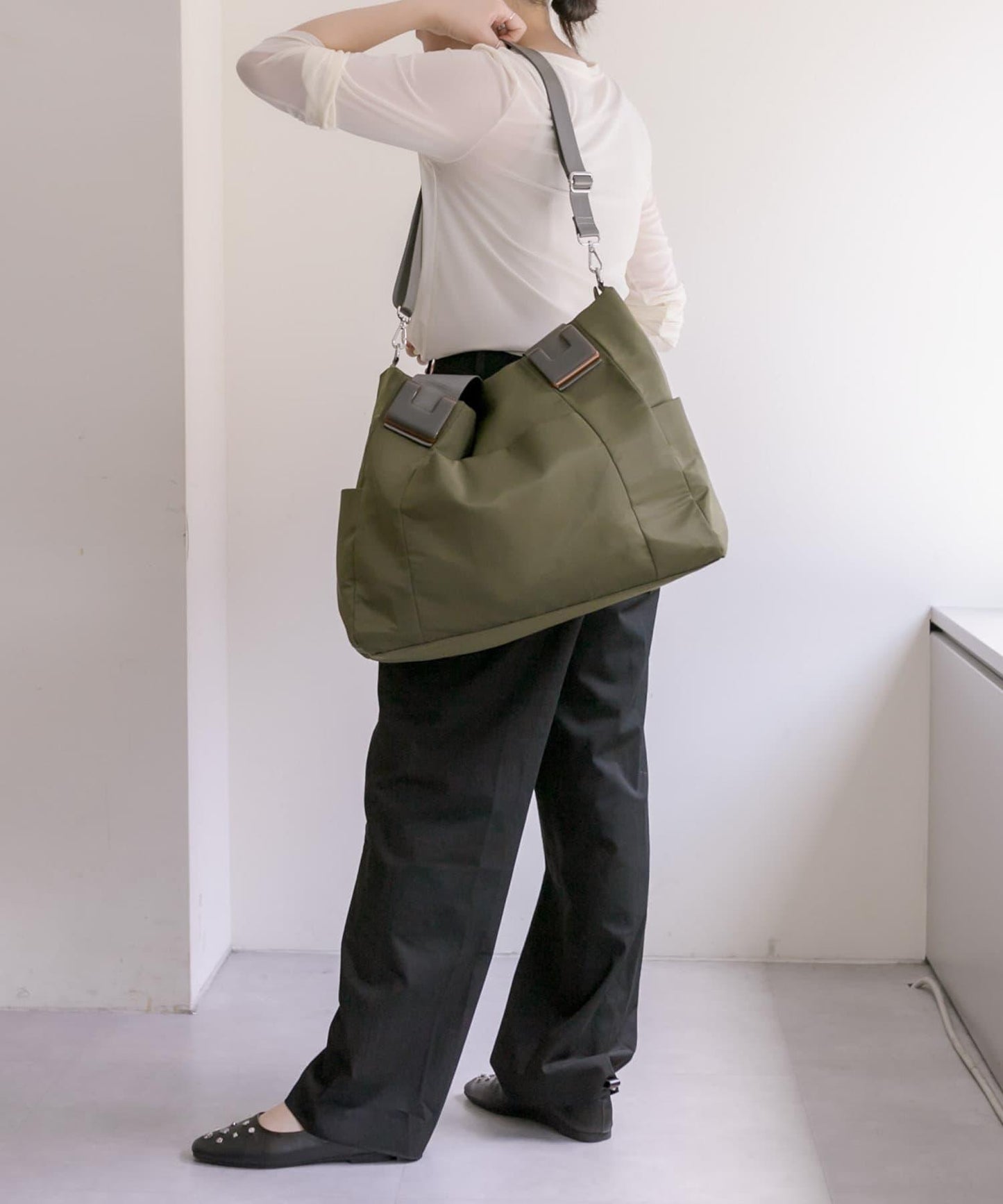 《社交網絡人氣急升!/適合1、2晚旅行或出差》帶肩帶/樹脂配件大號手提袋