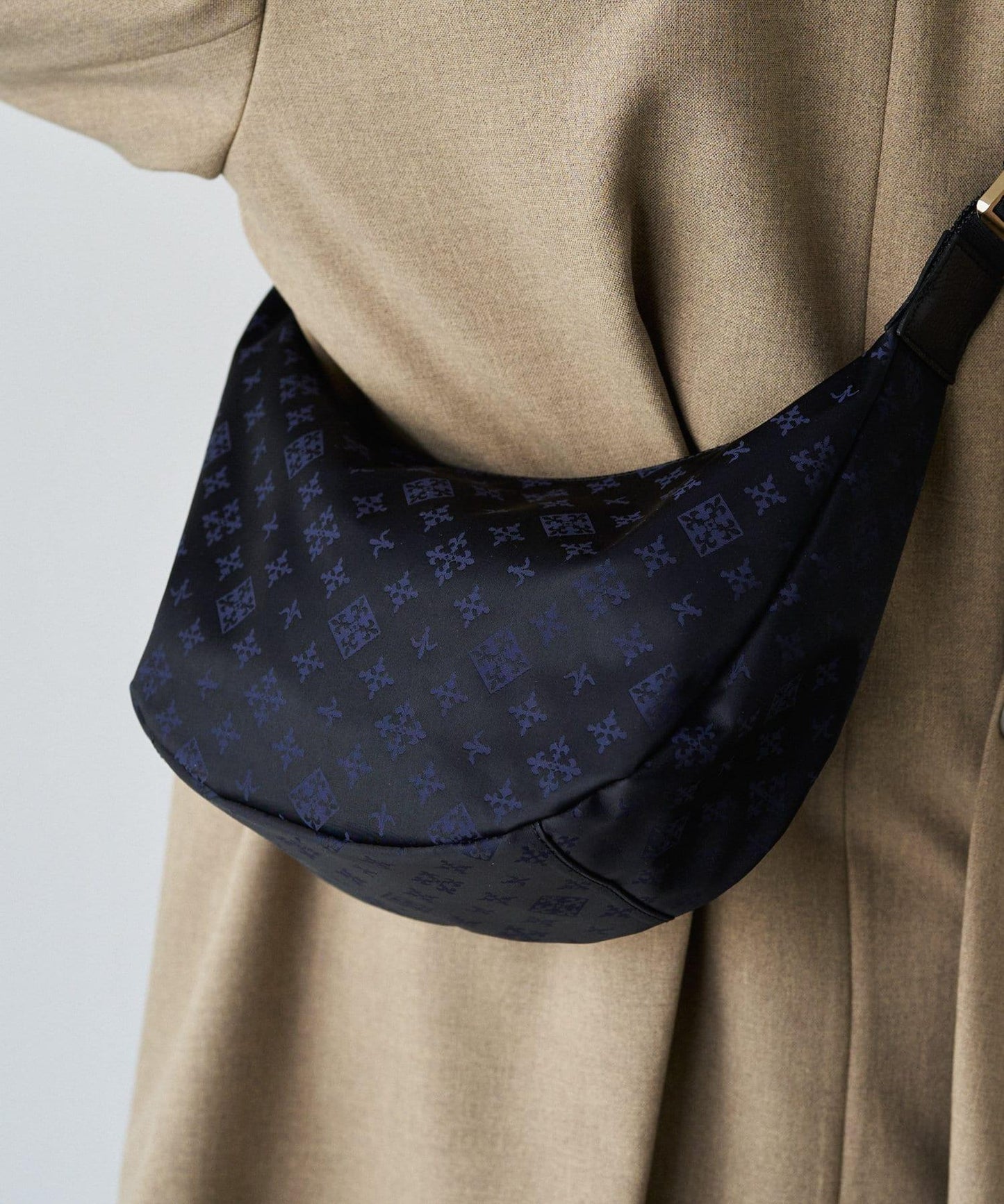 《人氣單品新增緊湊尺寸!》尼龍圓形肩揹包