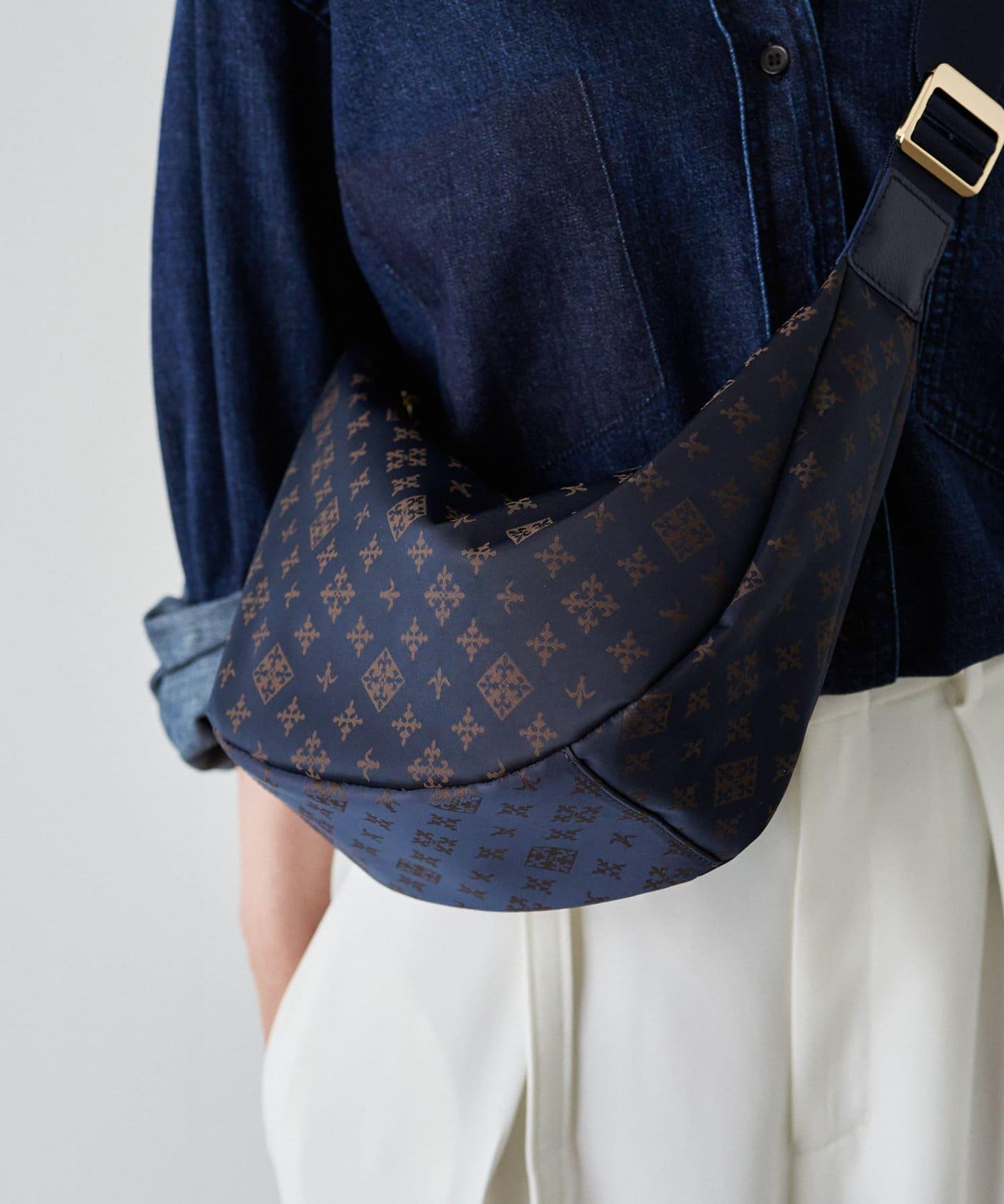 《人氣單品新增緊湊尺寸!》尼龍圓形肩揹包