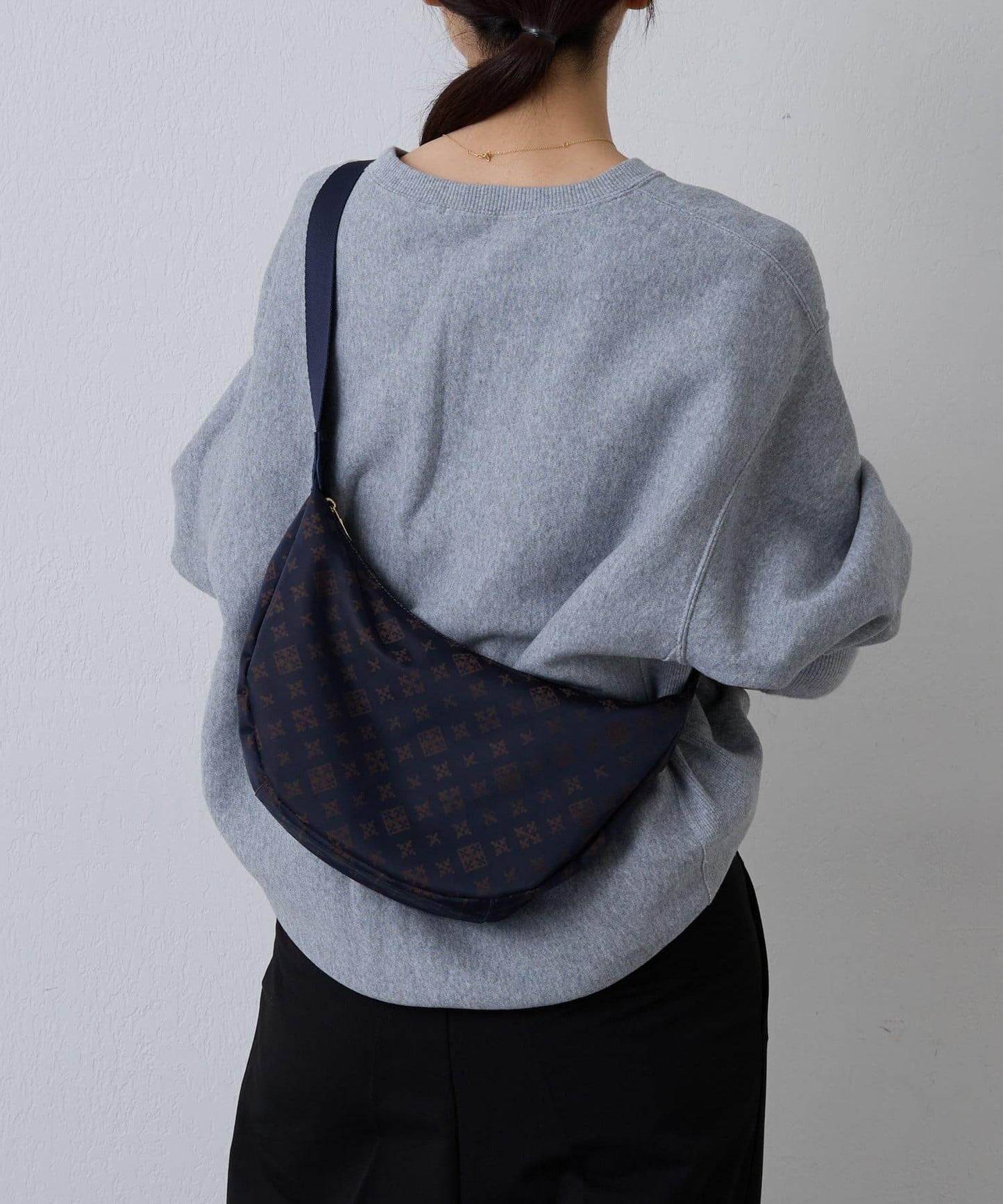 《人氣單品新增緊湊尺寸!》尼龍圓形肩揹包