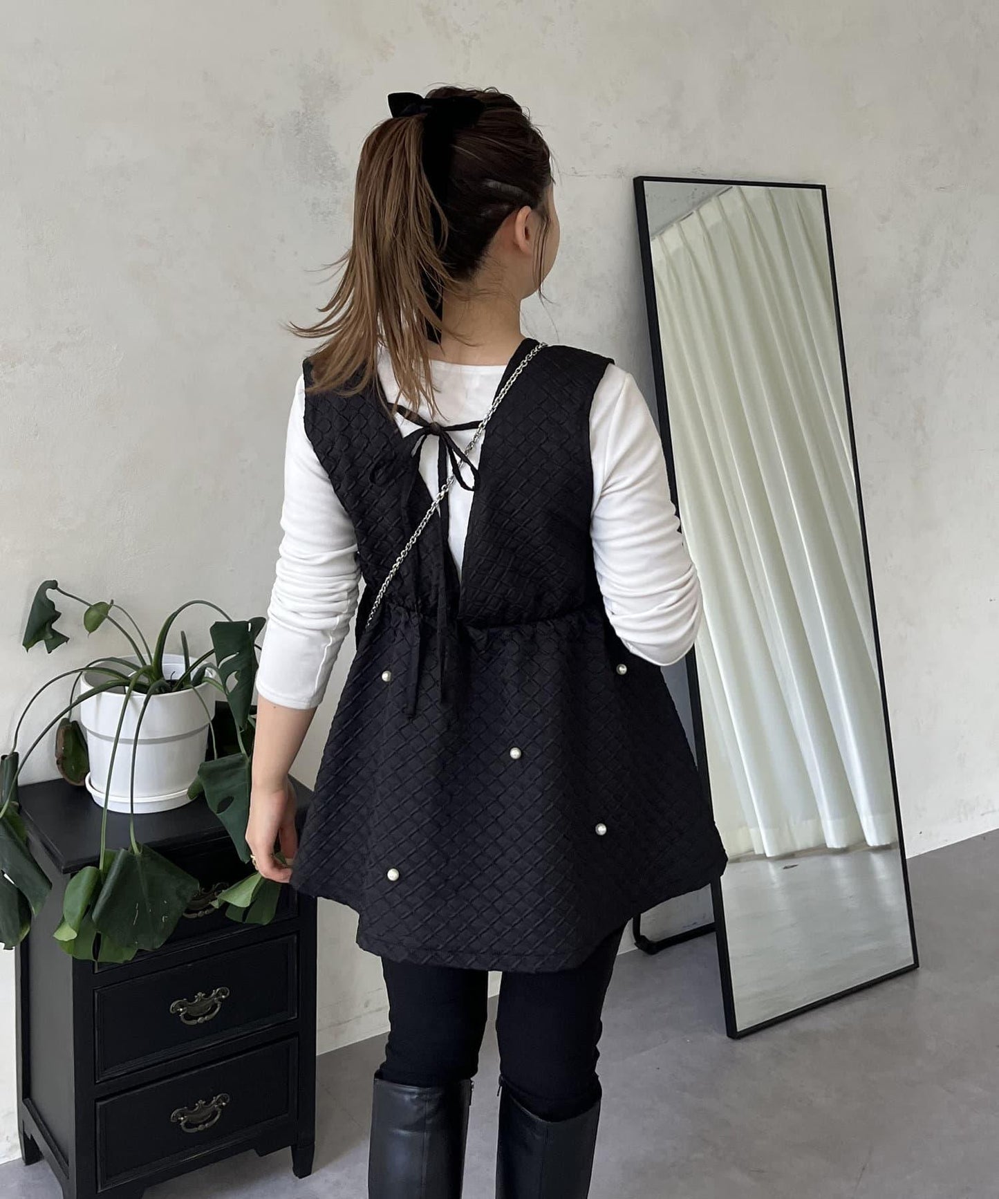 【MOMO COLLECTION】深V領珍珠荷葉邊馬甲