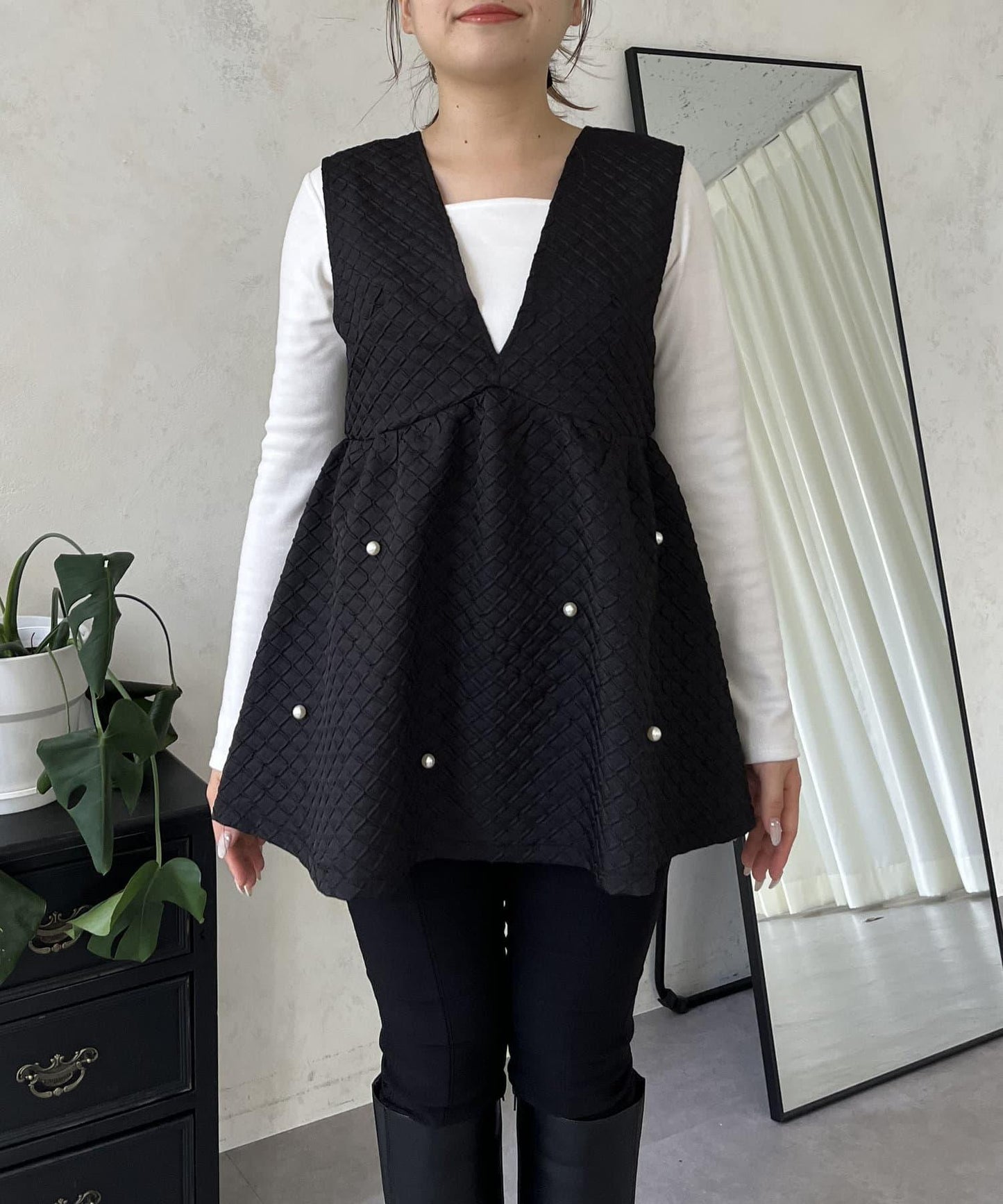 【MOMO COLLECTION】深V領珍珠荷葉邊馬甲