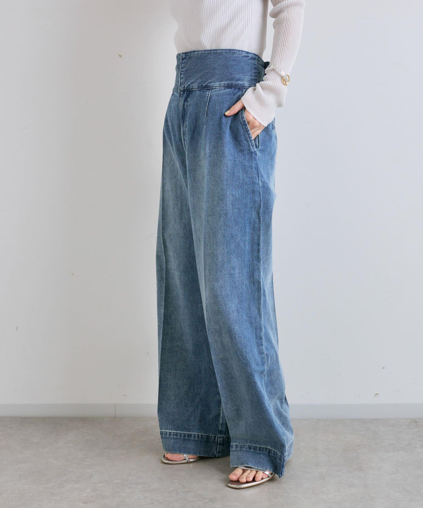 後背係扣裝寬鬆牛仔褲