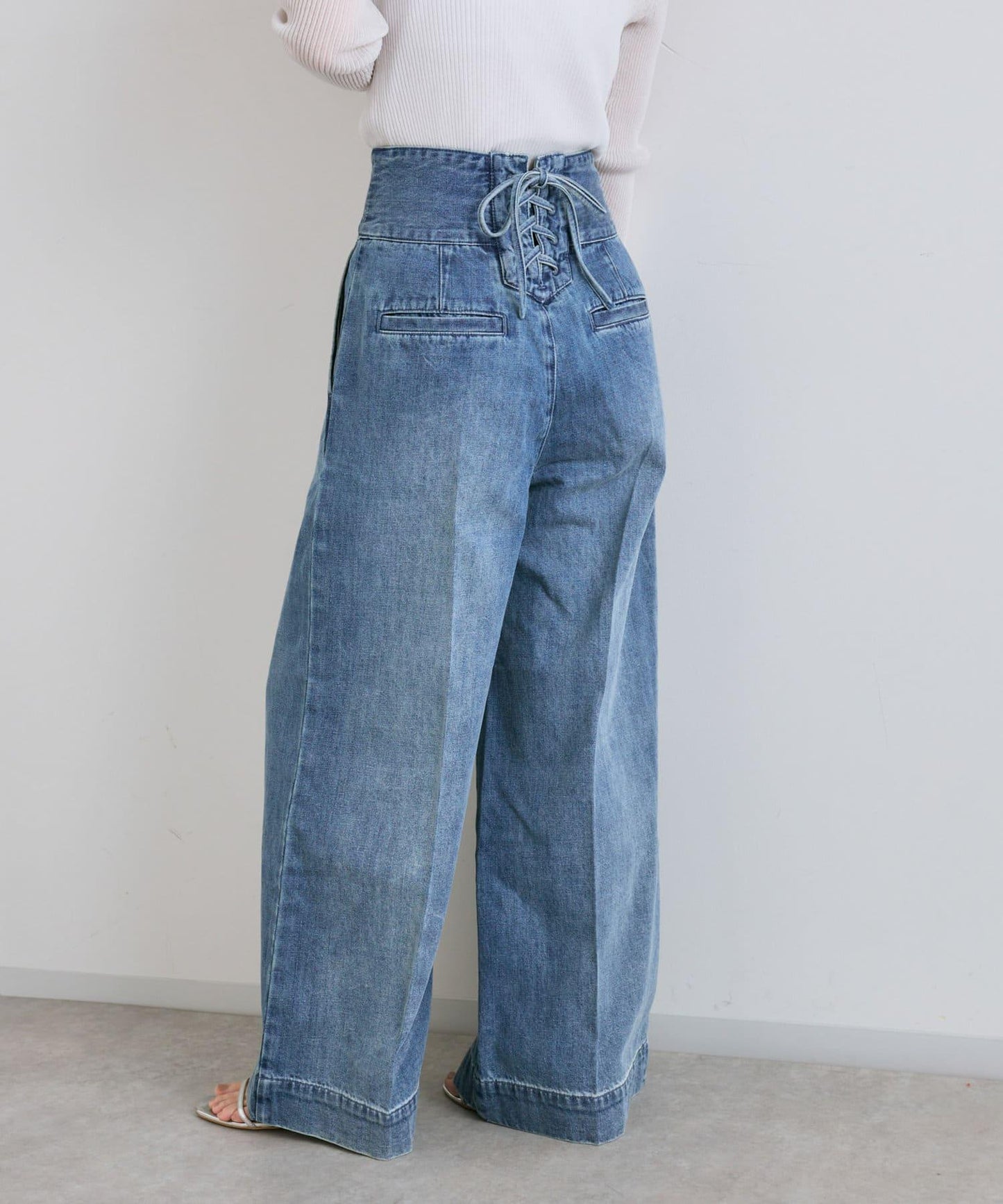 後背係扣裝寬鬆牛仔褲