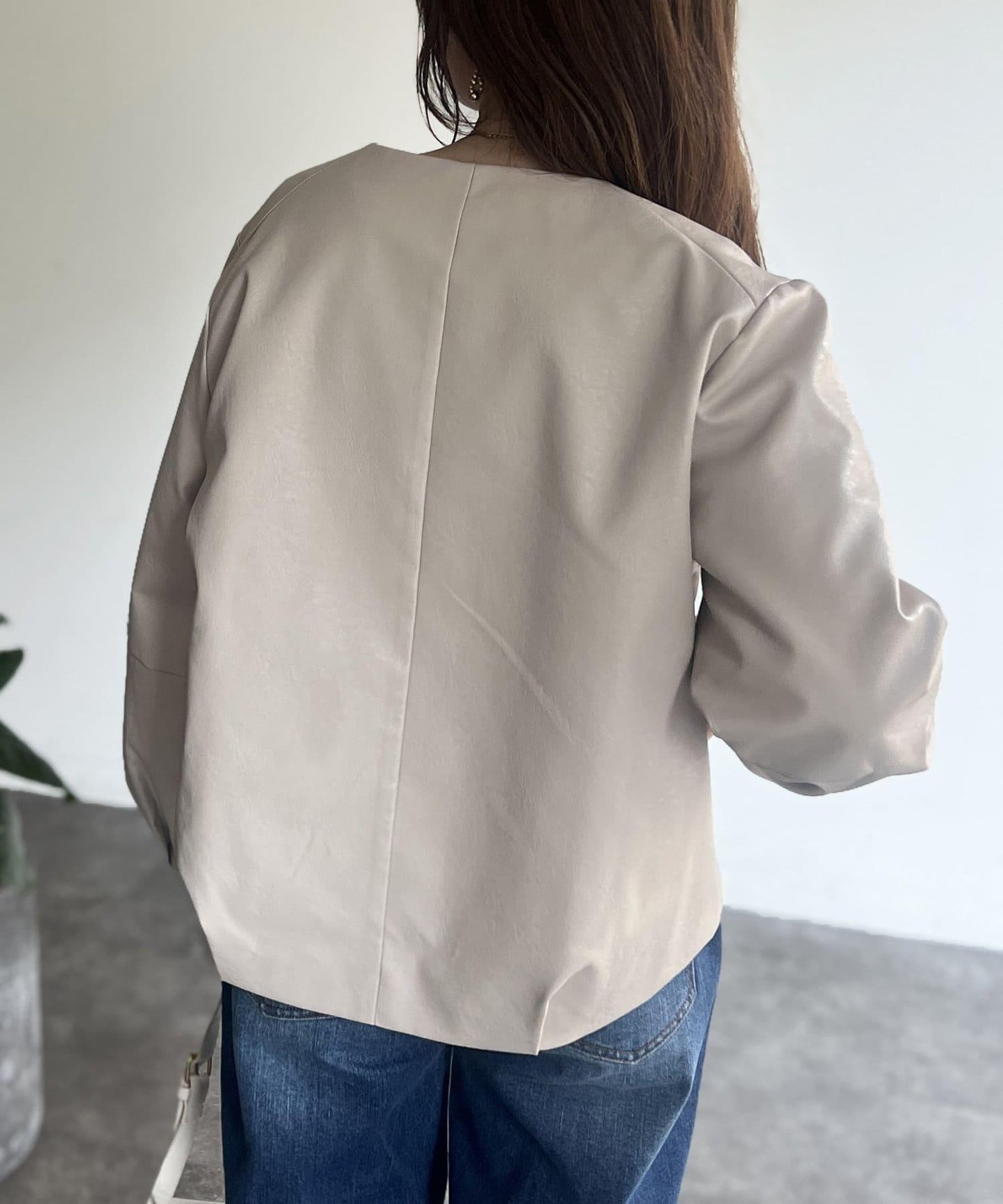 袖部蓬鬆合成皮夾克