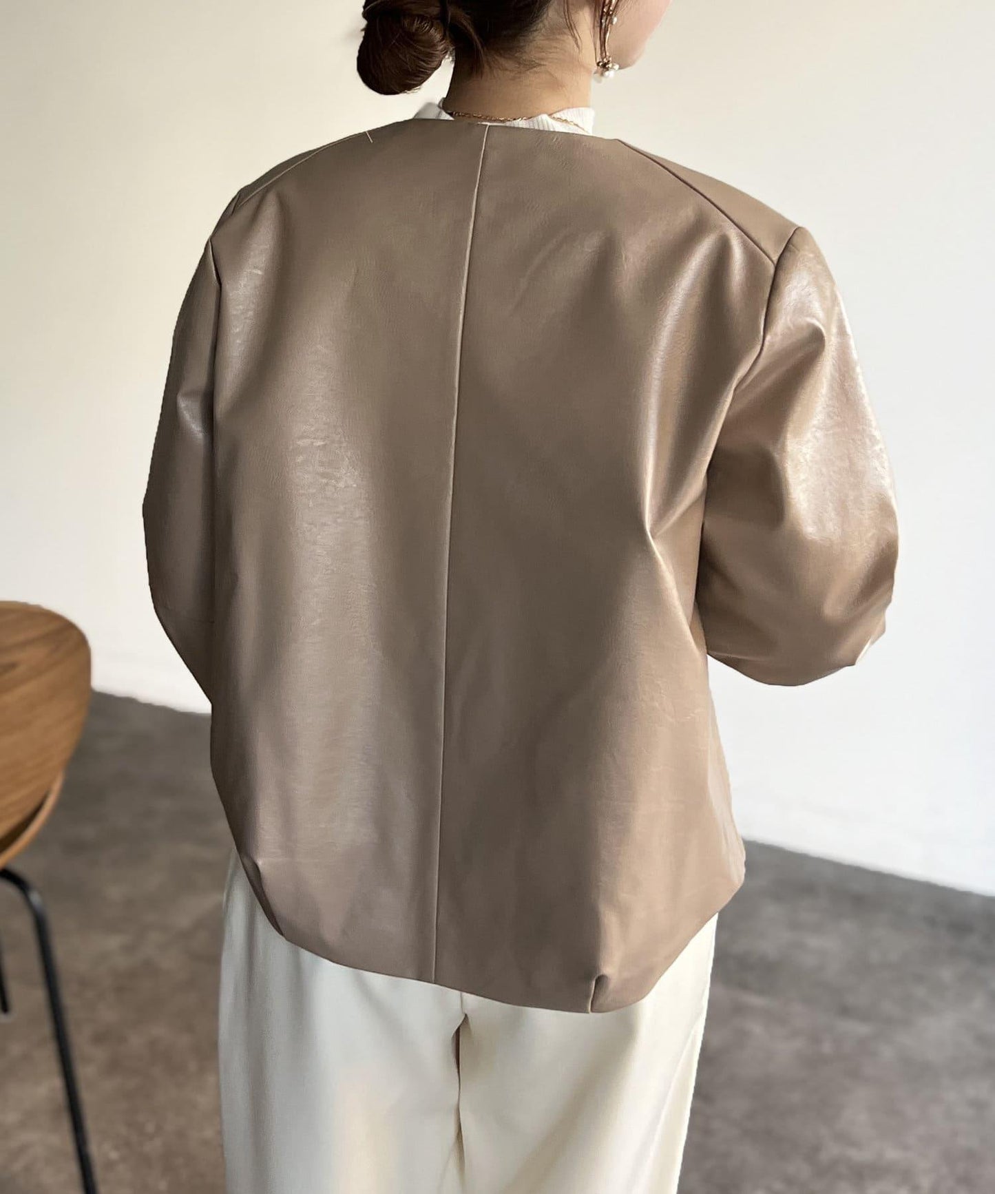 袖部蓬鬆合成皮夾克