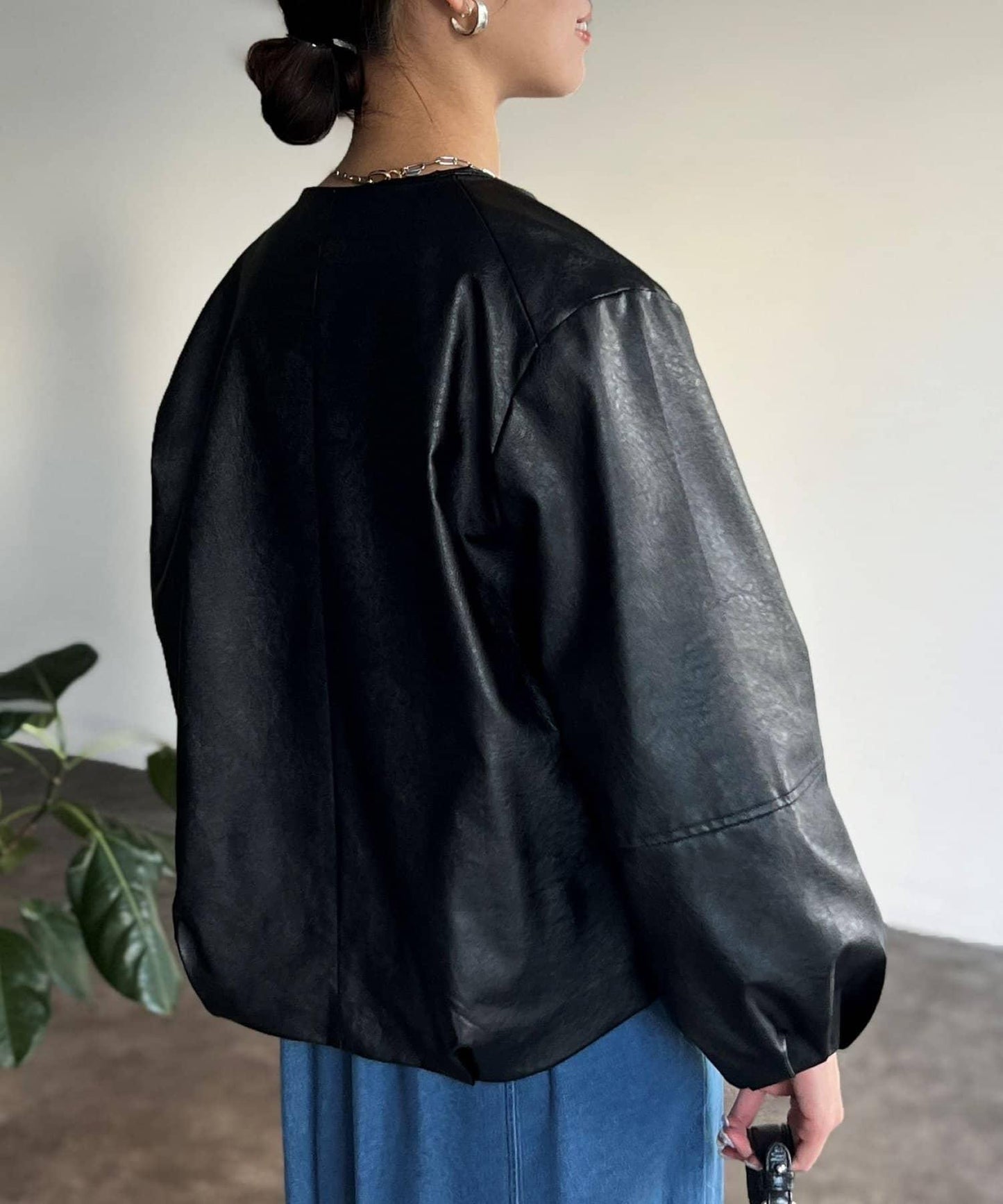 袖部蓬鬆合成皮夾克