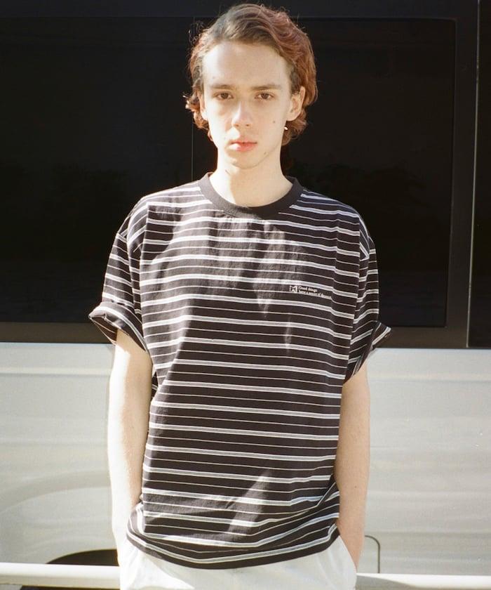 BASIC標誌刺繡T恤條紋/一點刺繡條紋T恤/短袖